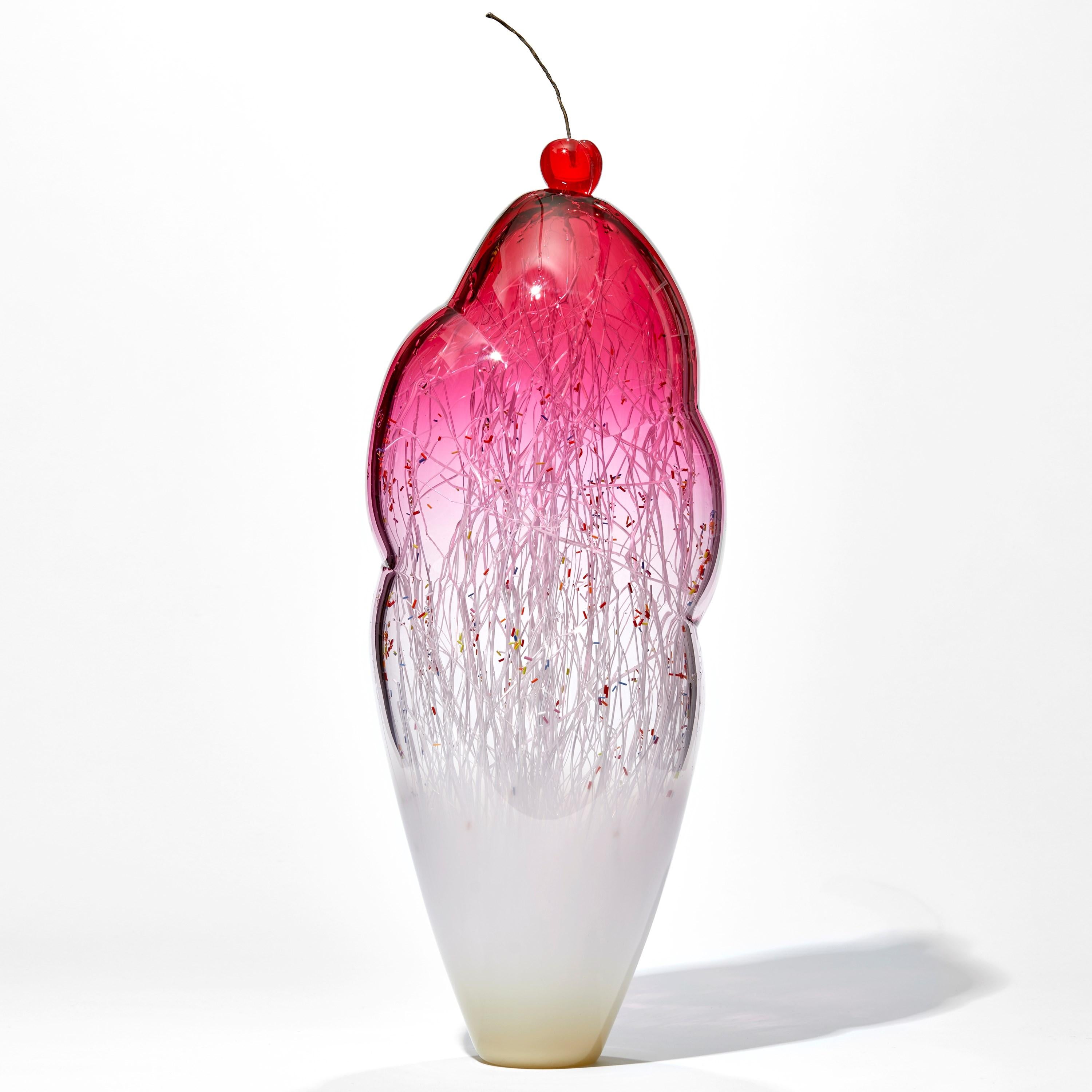 Temptation III è una scultura in vetro soffiato a mano realizzata dagli artisti Hanne Enemark (danese) e Louis Thompson (britannico). Incorpora una forma esterna in vetro trasparente e rosa che contiene una moltitudine di canne di vetro bianco e di