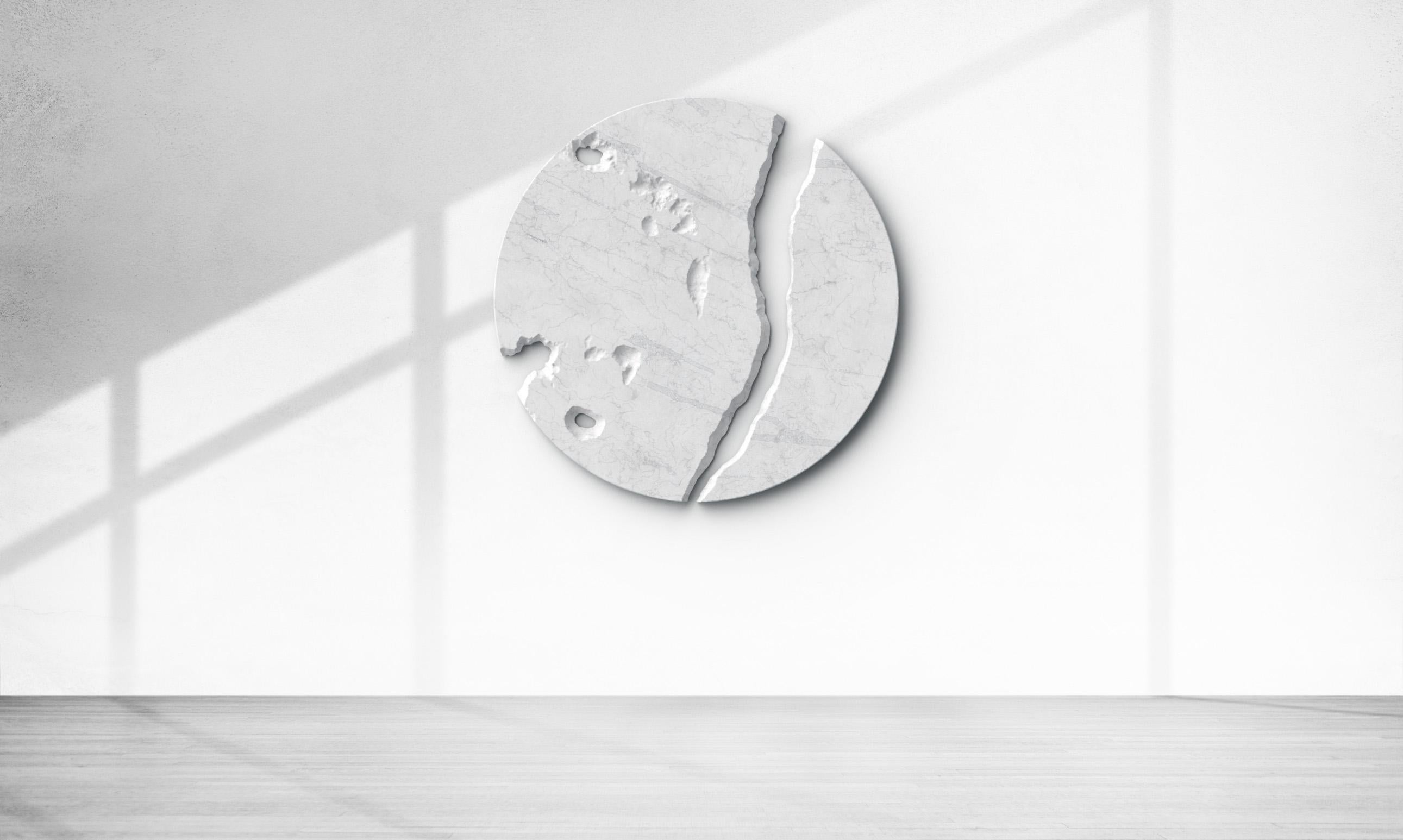 Tempus Fractum ist ein eindrucksvolles Zeugnis für die Konvergenz von Zeit und Kunst. Mit seiner erodierten Wandtafelkomposition überschreitet dieses Werk die Grenzen konventioneller Ästhetik und lädt den Betrachter in ein Reich ein, in dem