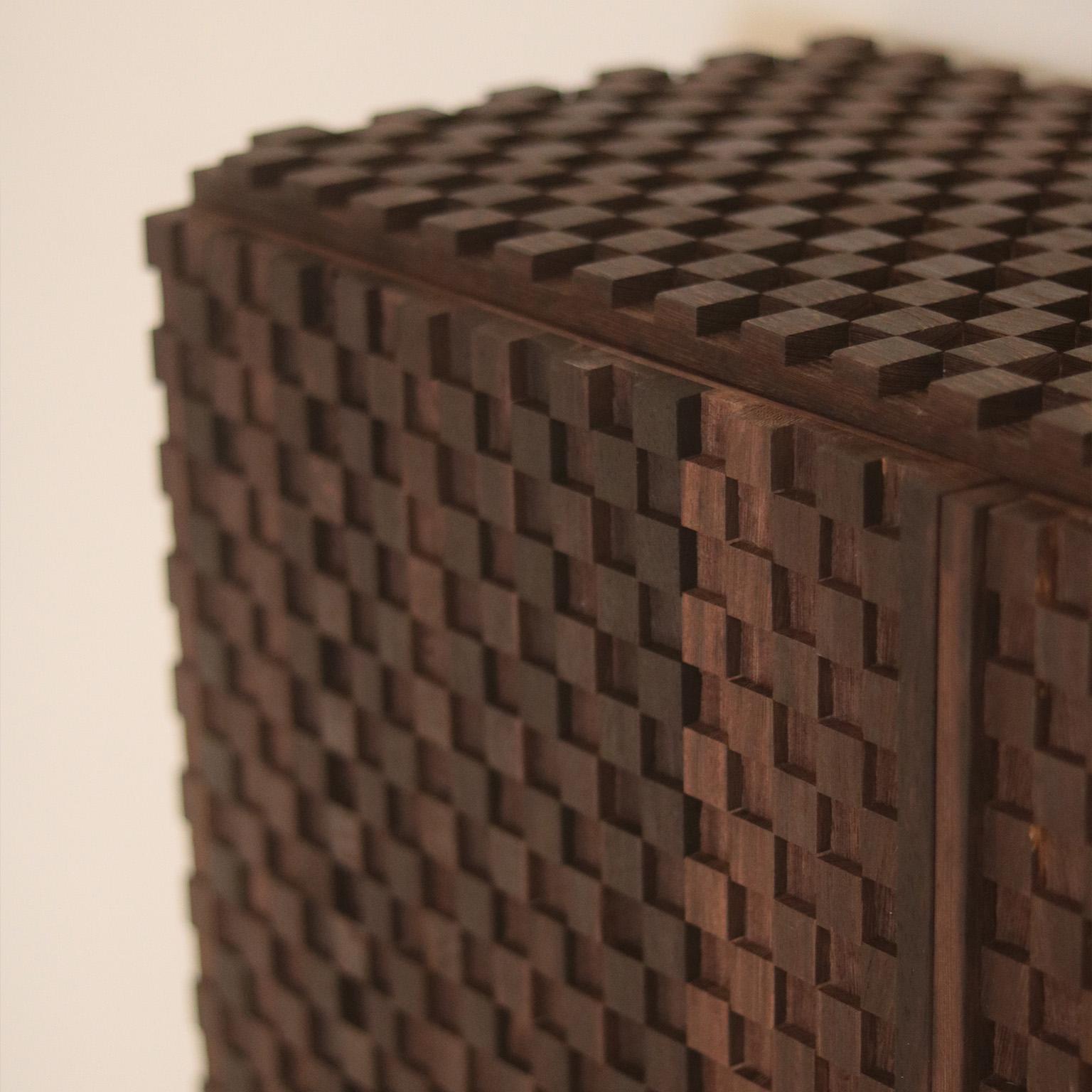 Die Timujin-Credenza strahlt eine ruhige Eleganz aus. Ihre Oberfläche zeigt ein komplexes Spiel von Licht und Schatten, das einen auffälligen Kontrast zu der chaotischen Welt bildet, die sich hinter ihren sorgfältig gestalteten Grenzen verbirgt.