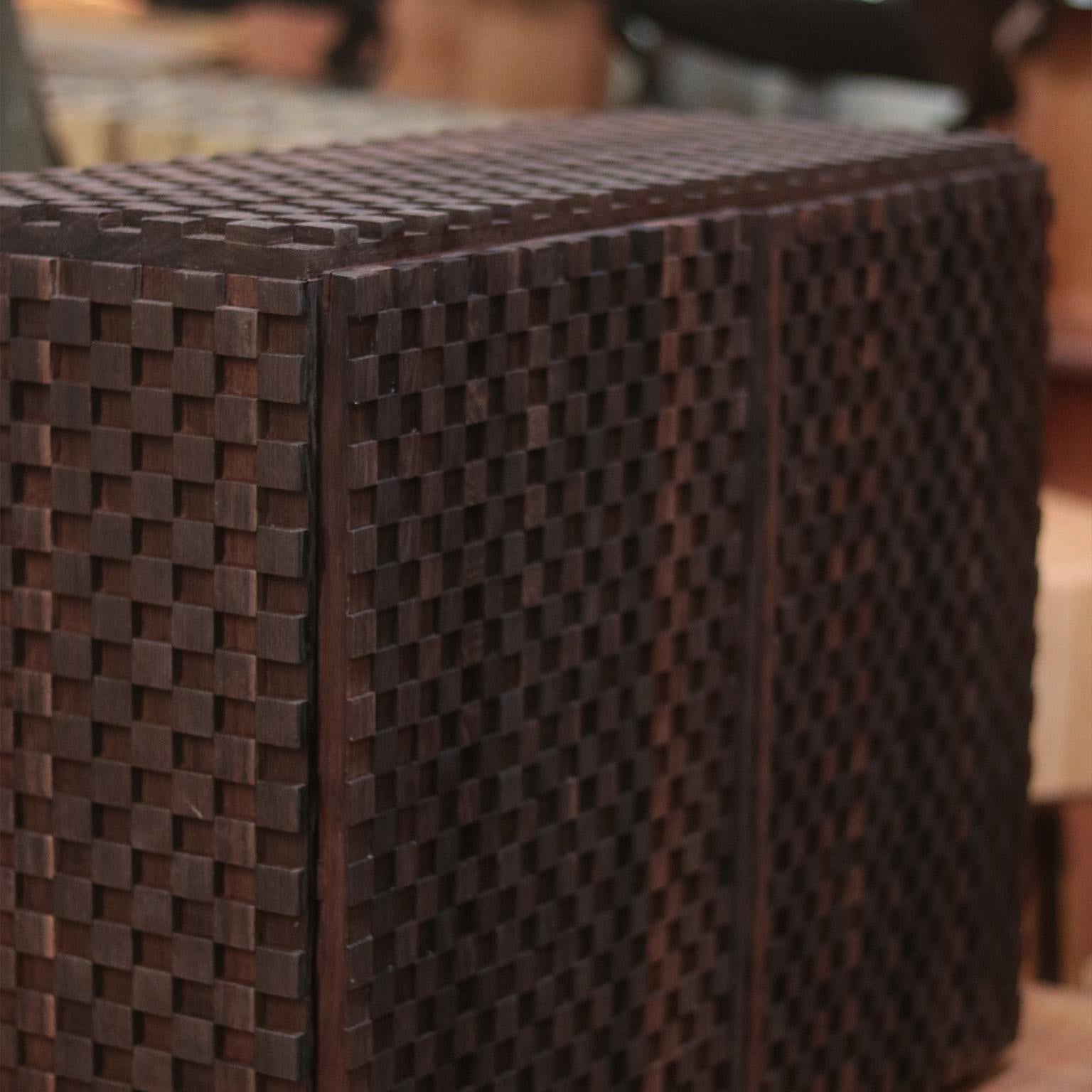 Moderno Armadietto da parete in legno strutturato Temujin IN STOCK in vendita