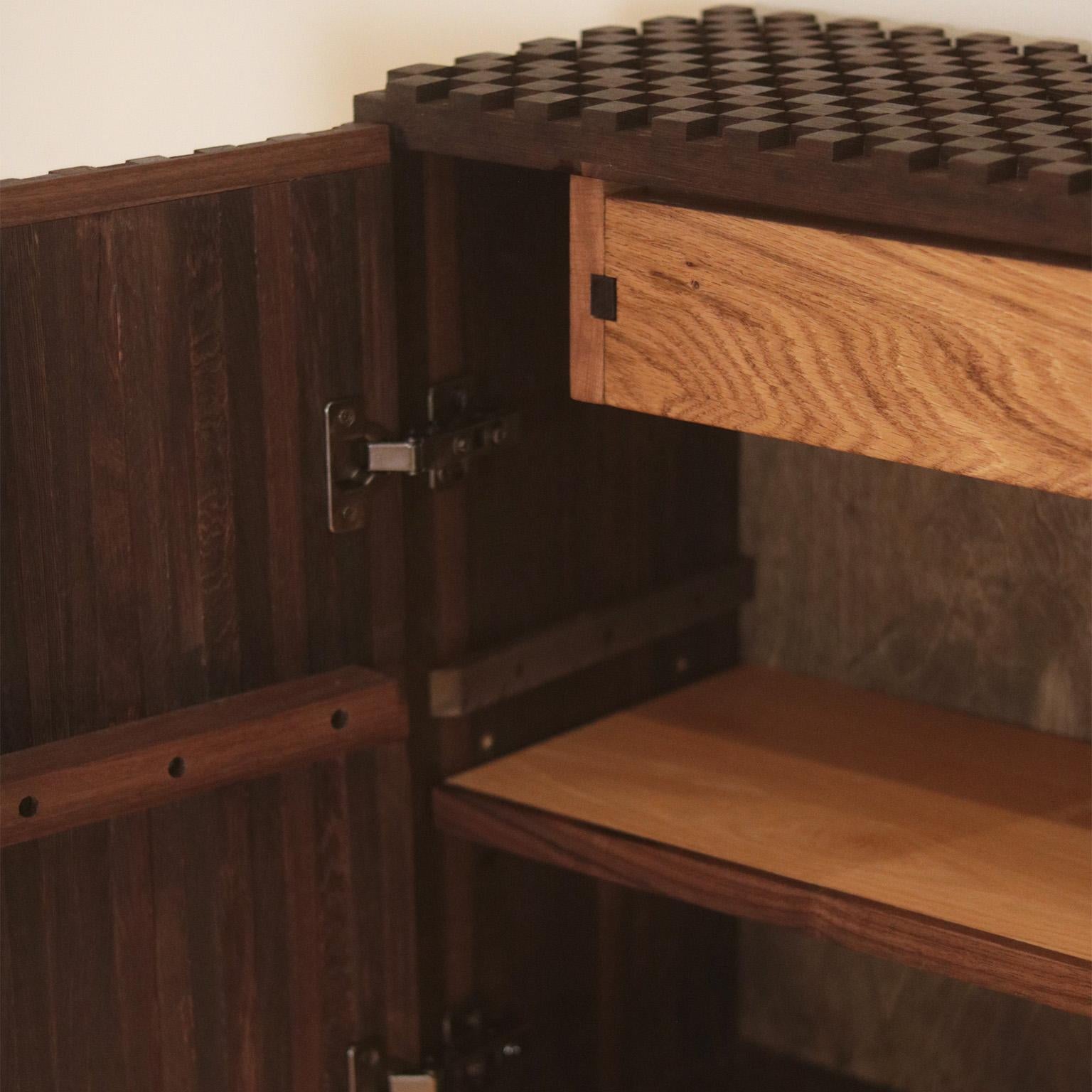 Fatto a mano Armadietto da parete in legno strutturato Temujin IN STOCK in vendita