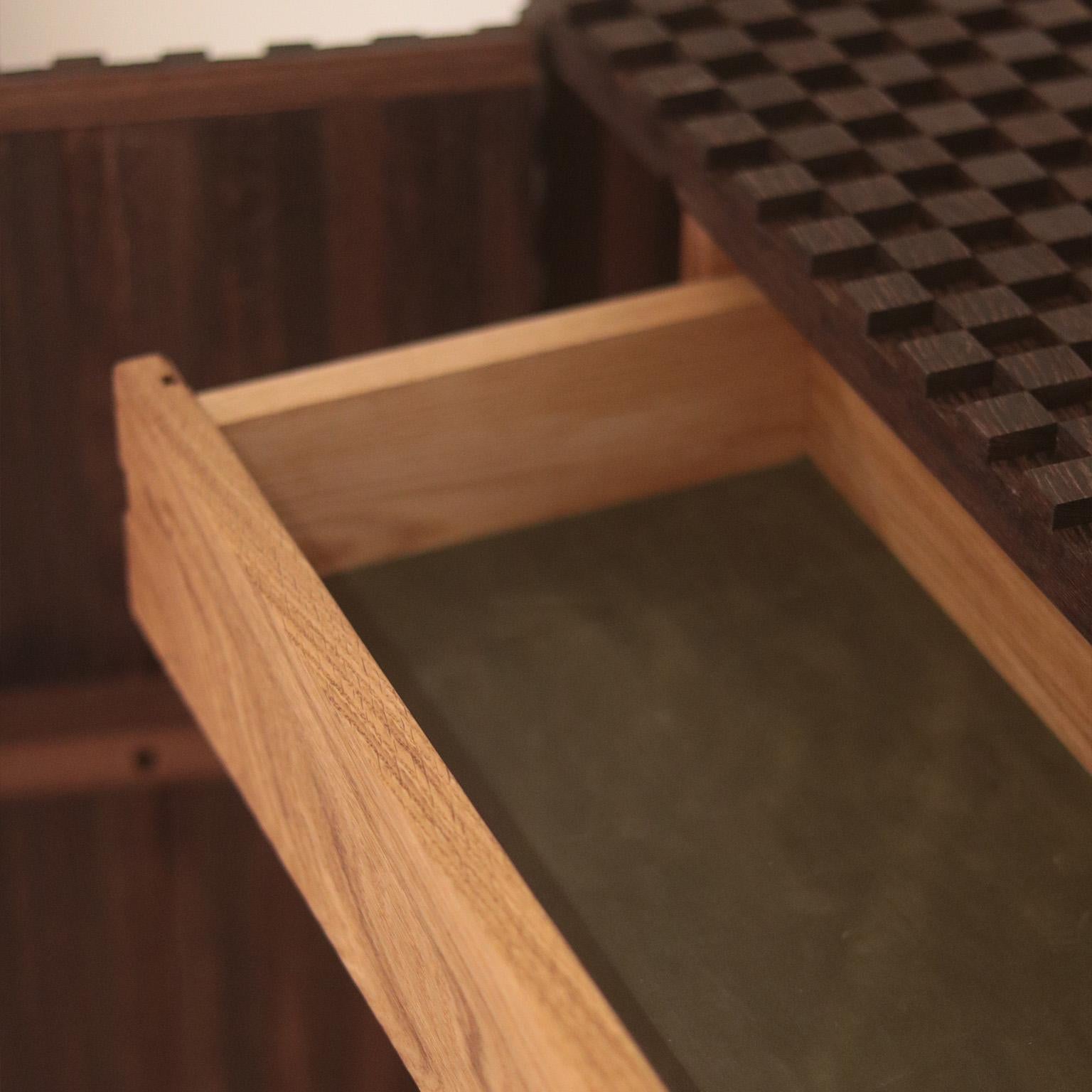 XXI secolo e contemporaneo Armadietto da parete in legno strutturato Temujin IN STOCK in vendita