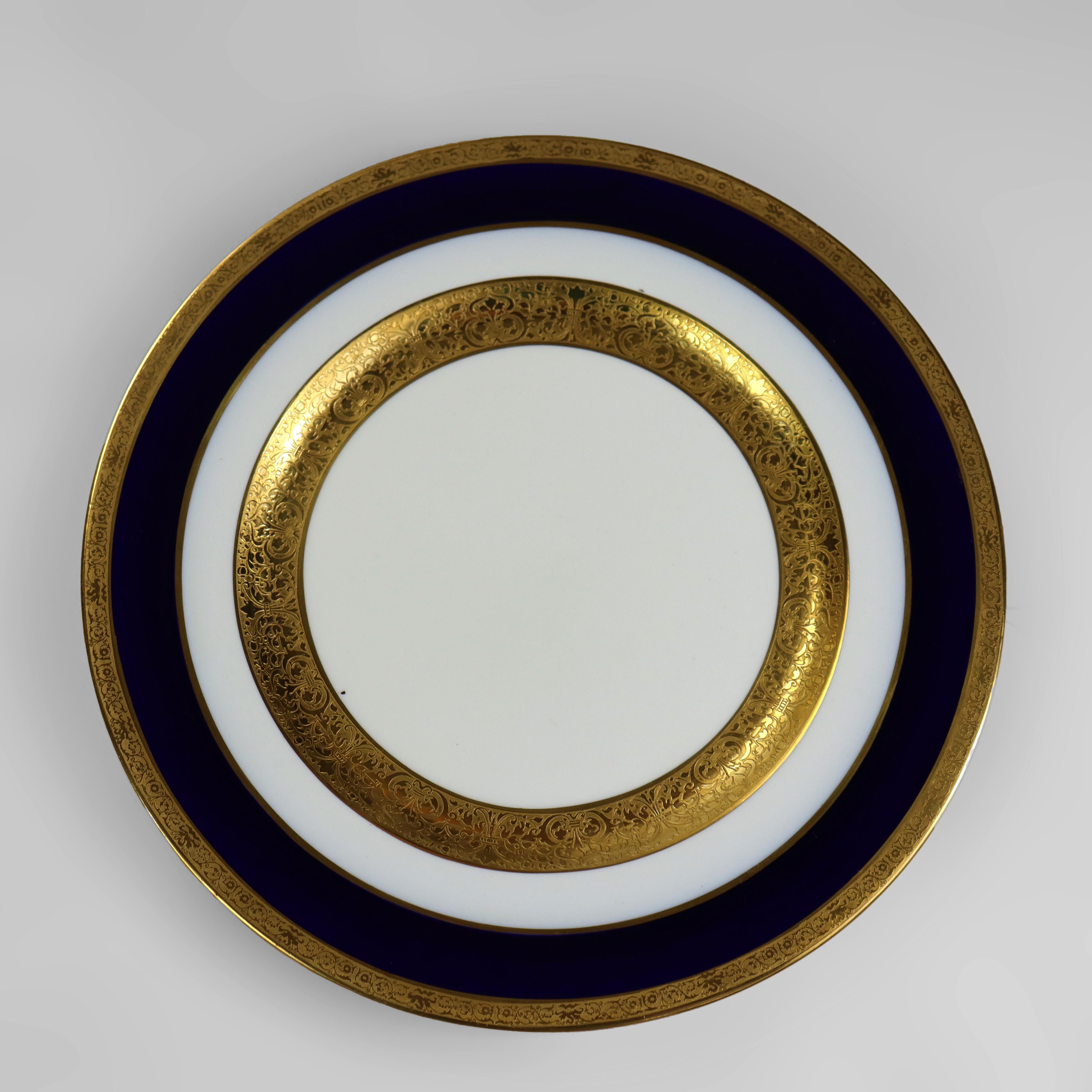 Assiettes à déjeuner anglaises anciennes en porcelaine fine cobalt et dorée signées C1930
Dimensions - .75 