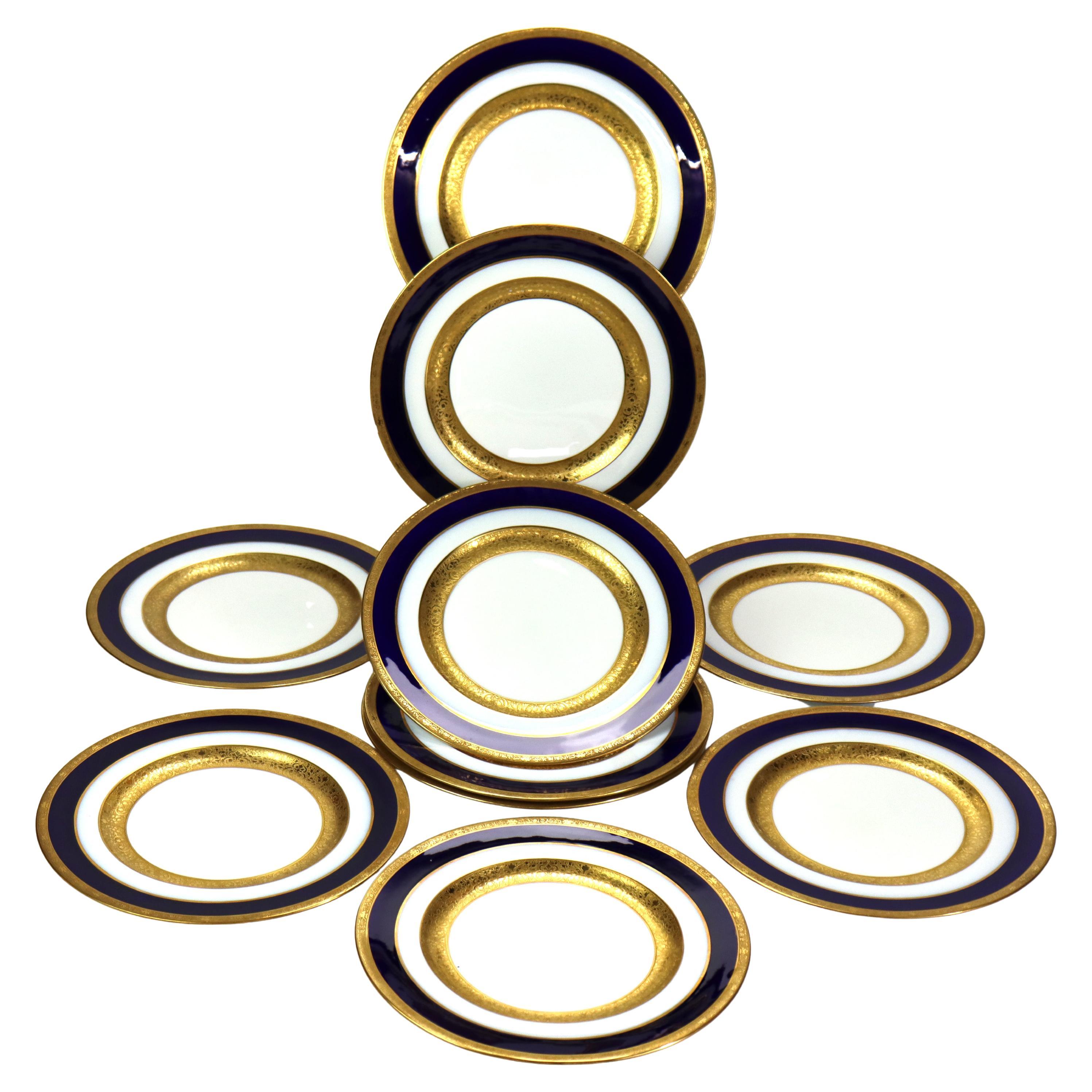 Dix assiettes à déjeuner anglaises anciennes en porcelaine fine cobalt et dorée, datant de 1930 en vente