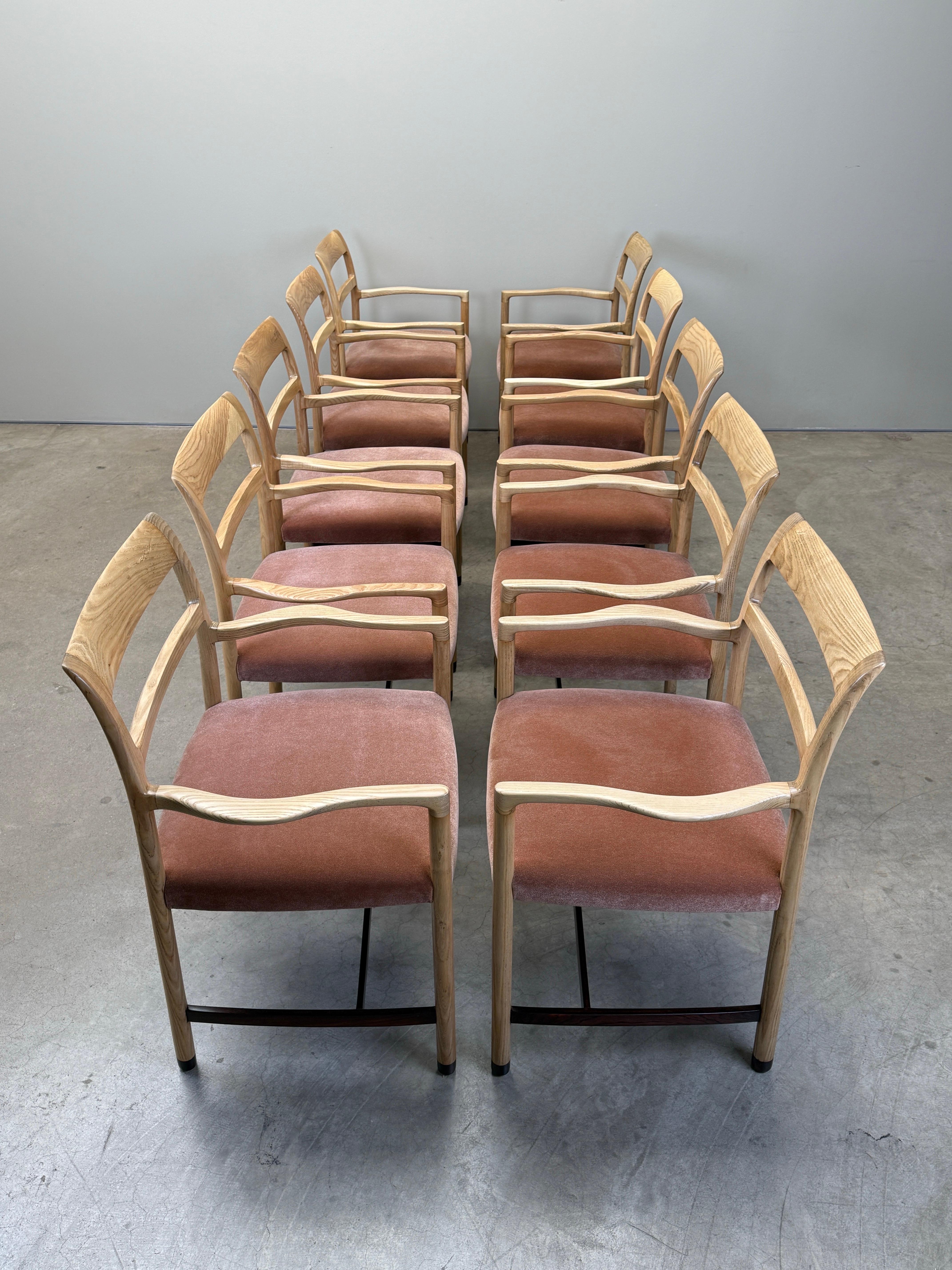 Un set di otto poltroncine da pranzo in frassino con gambe e piedi in palissandro e tappezzeria color fard. Disegnato da Roger Sprunger per Dunbar. 