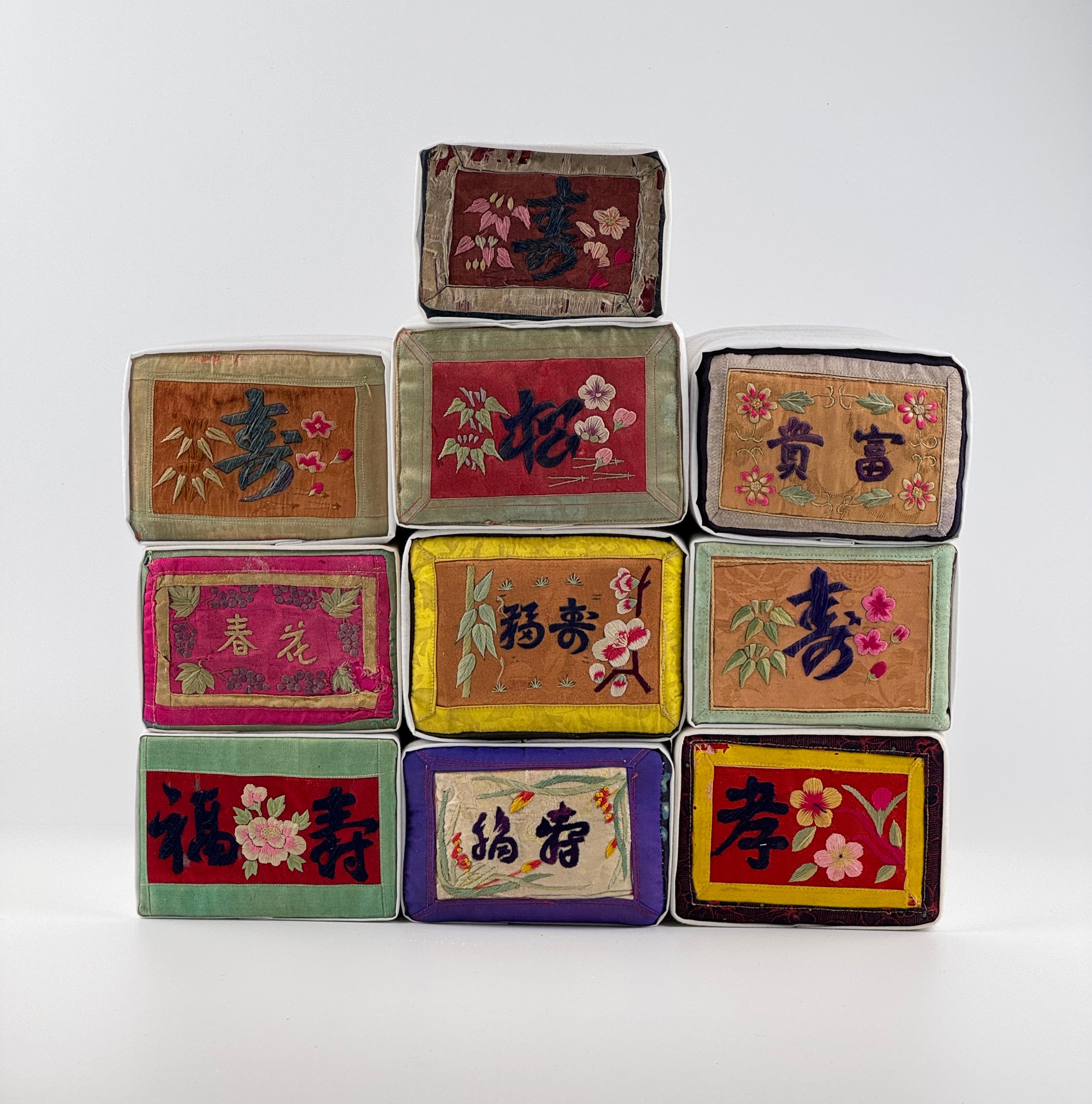 Zehn traditionell bestickte Kissen, die eine Braut ihrem Ehemann als Teil ihrer Mitgift bei der Heirat in der koreanischen Moderne schenkt. Diese gestickten Designs vermitteln verheißungsvolle Botschaften, die in traditionellen Werten verwurzelt