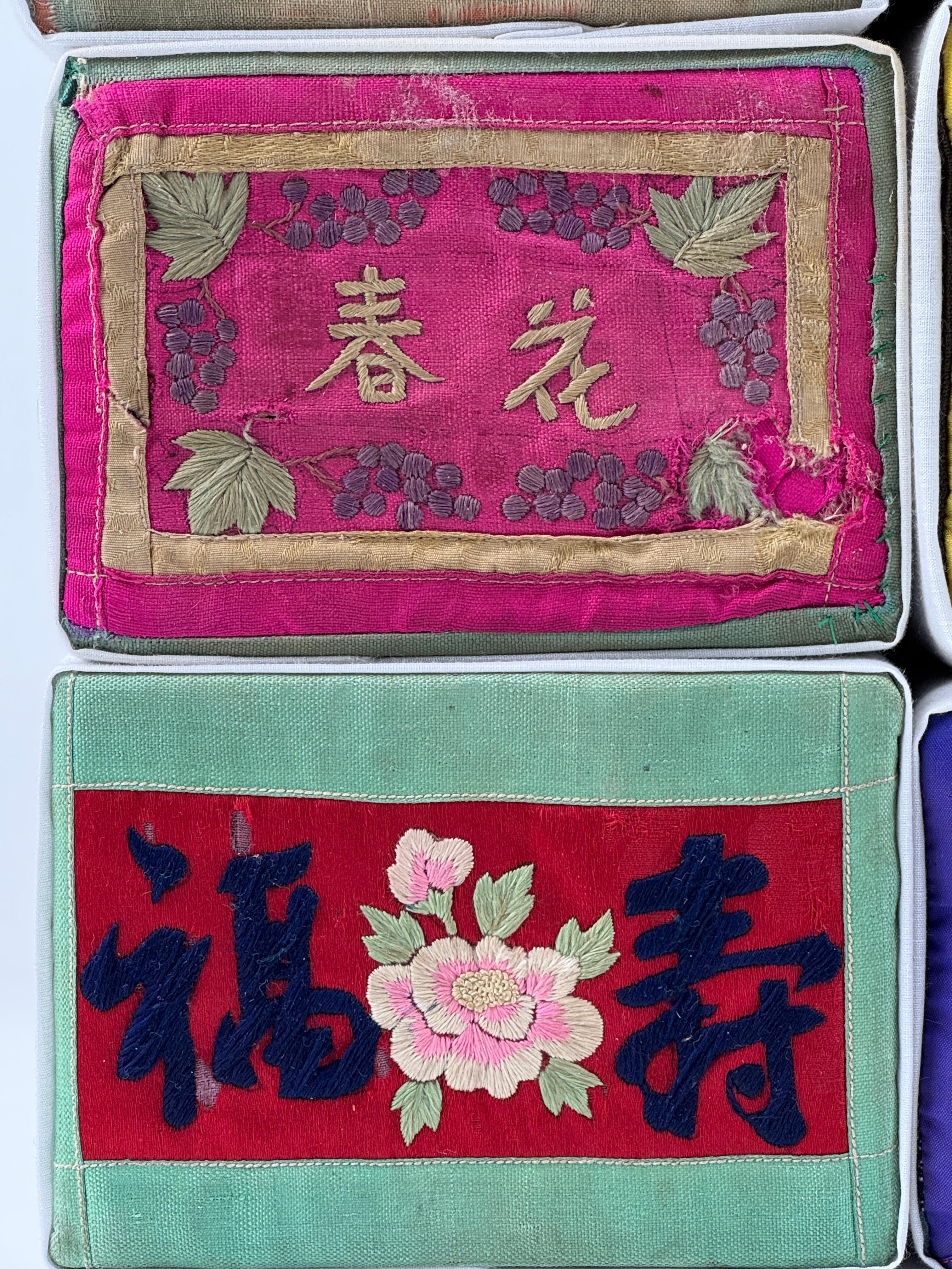 Zehn auspicious Koreanische traditionelle bestickte Kissen (19. Jahrhundert) im Angebot