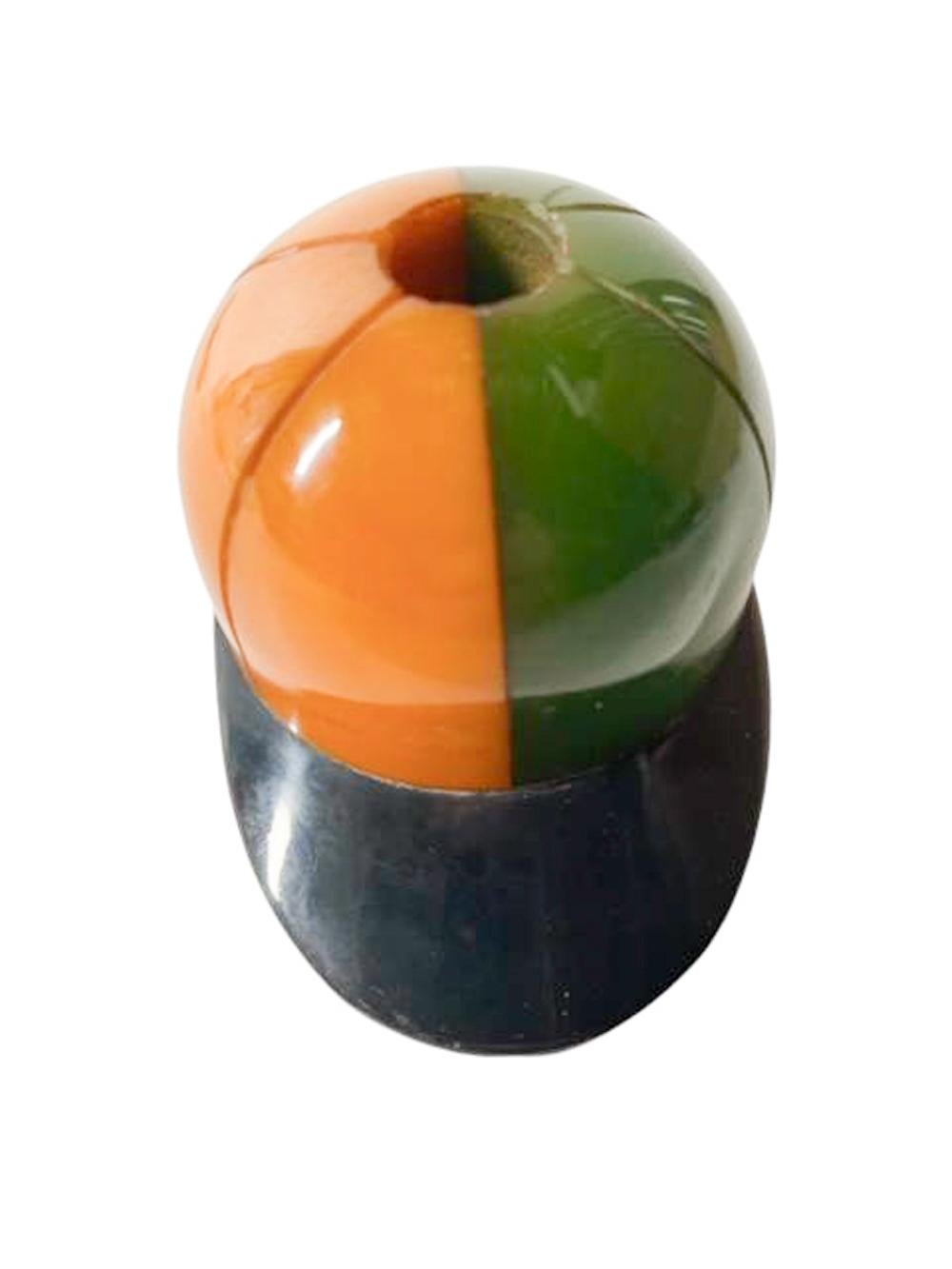 Plettri da cocktail e supporto in stile Art Déco, 10 plettri in acciaio con sommità a forma di disco in bachelite di colori diversi, inseriti in un cappello da fantino in bachelite di colore giallo e verde con tesa e base nere.