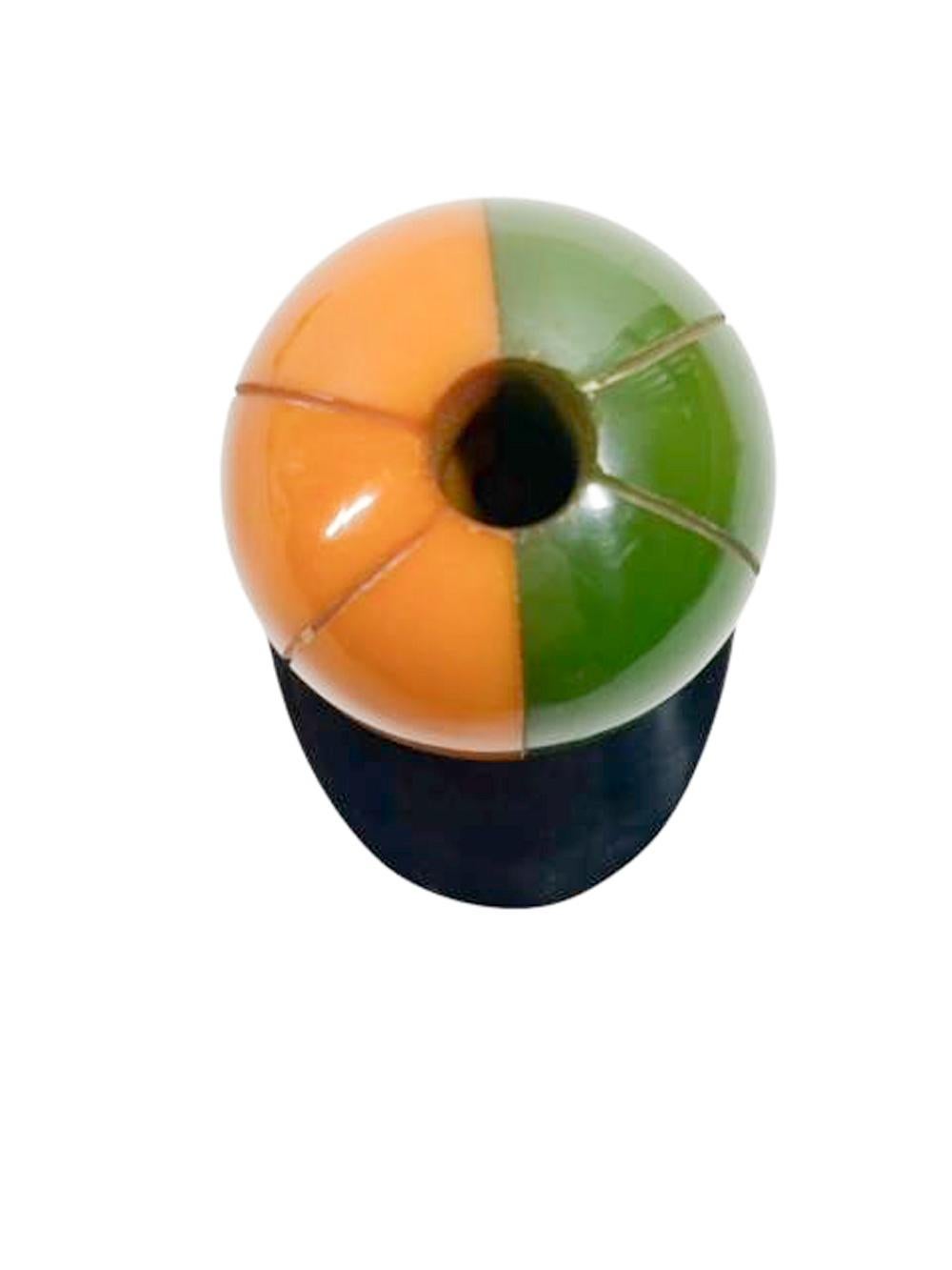 Art Déco Dieci plettri da cocktail con disco in bachelite in un supporto a forma di cappello da fantino in bachelite in vendita