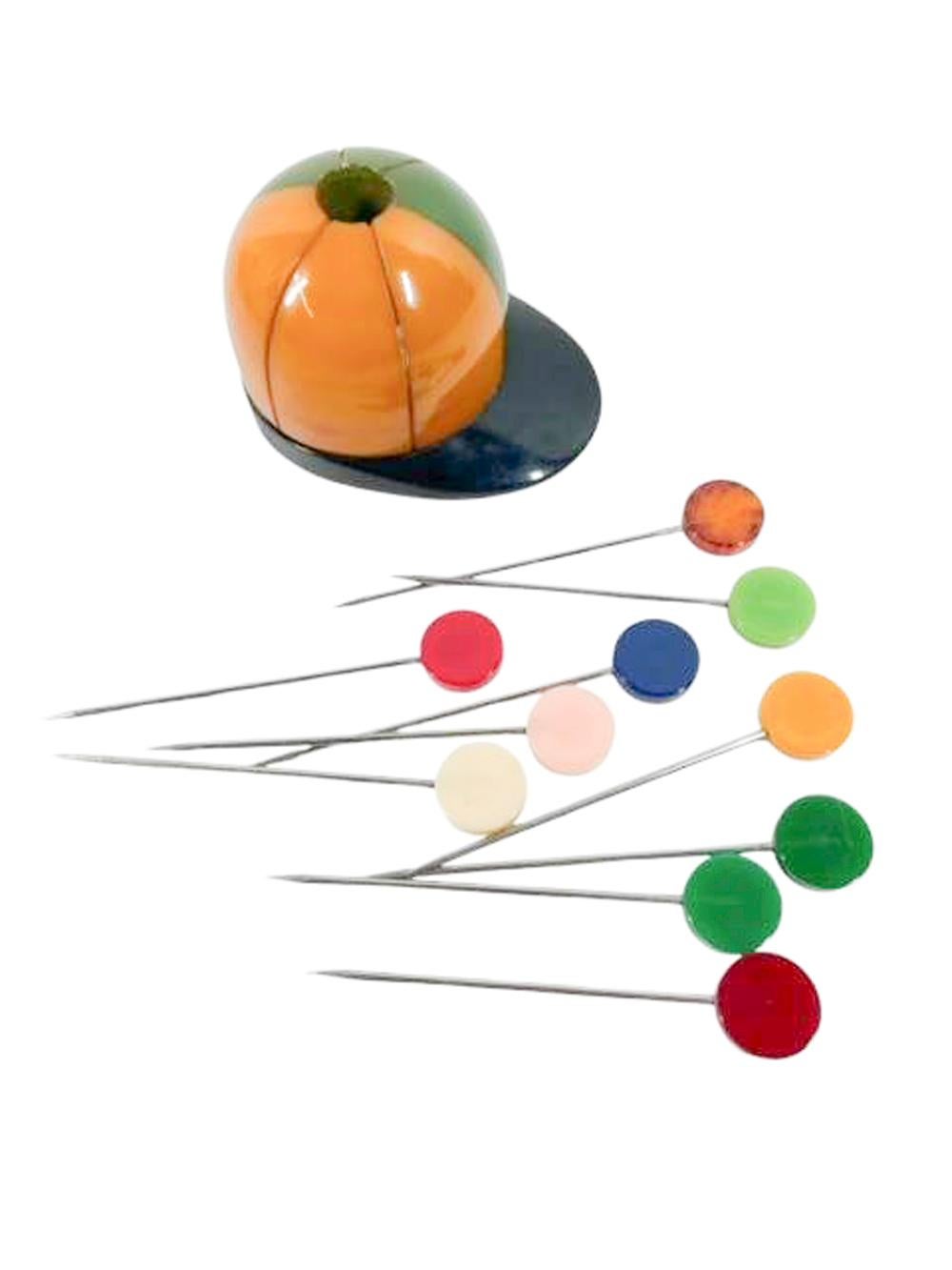 Francese Dieci plettri da cocktail con disco in bachelite in un supporto a forma di cappello da fantino in bachelite in vendita