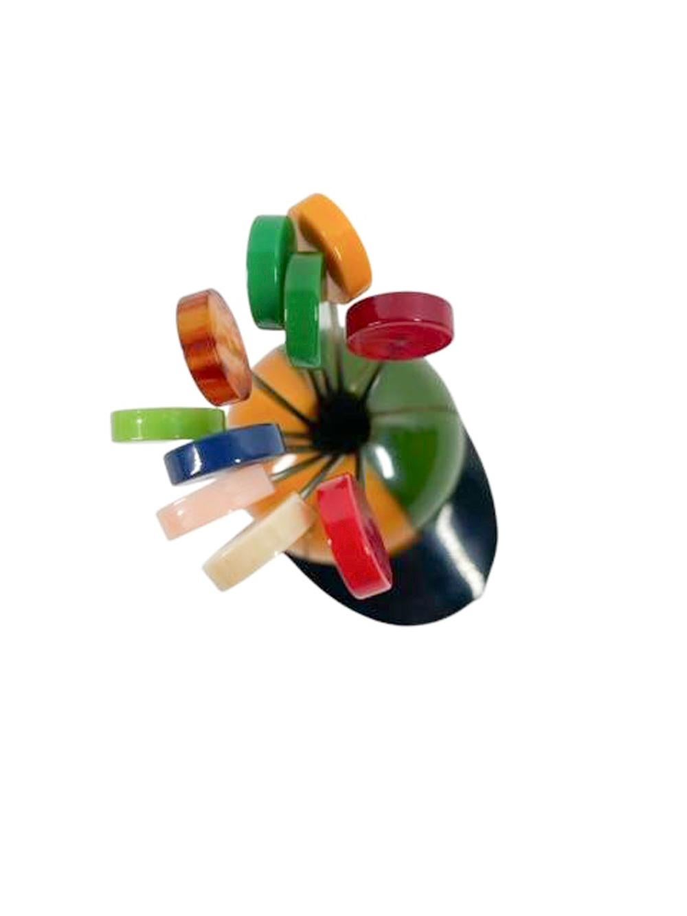 Metallo Dieci plettri da cocktail con disco in bachelite in un supporto a forma di cappello da fantino in bachelite in vendita