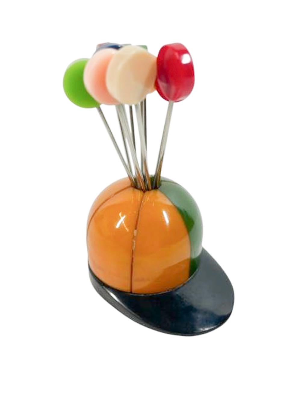 Dieci plettri da cocktail con disco in bachelite in un supporto a forma di cappello da fantino in bachelite in vendita 1