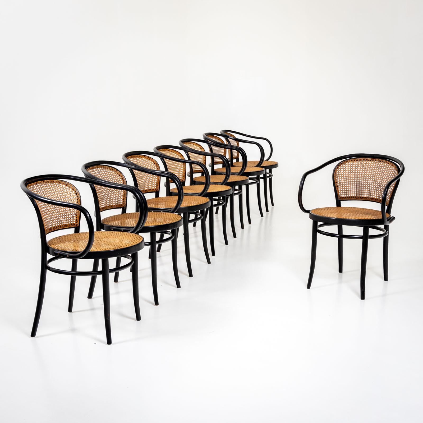 Ensemble de dix chaises en bois courbé noir de Drevounia, anciennement Tchécoslovaquie. Les chaises sont conçues dans le style de Thonet. Les assises et les dossiers sont recouverts de vannerie viennoise. Label sur la face inférieure : 