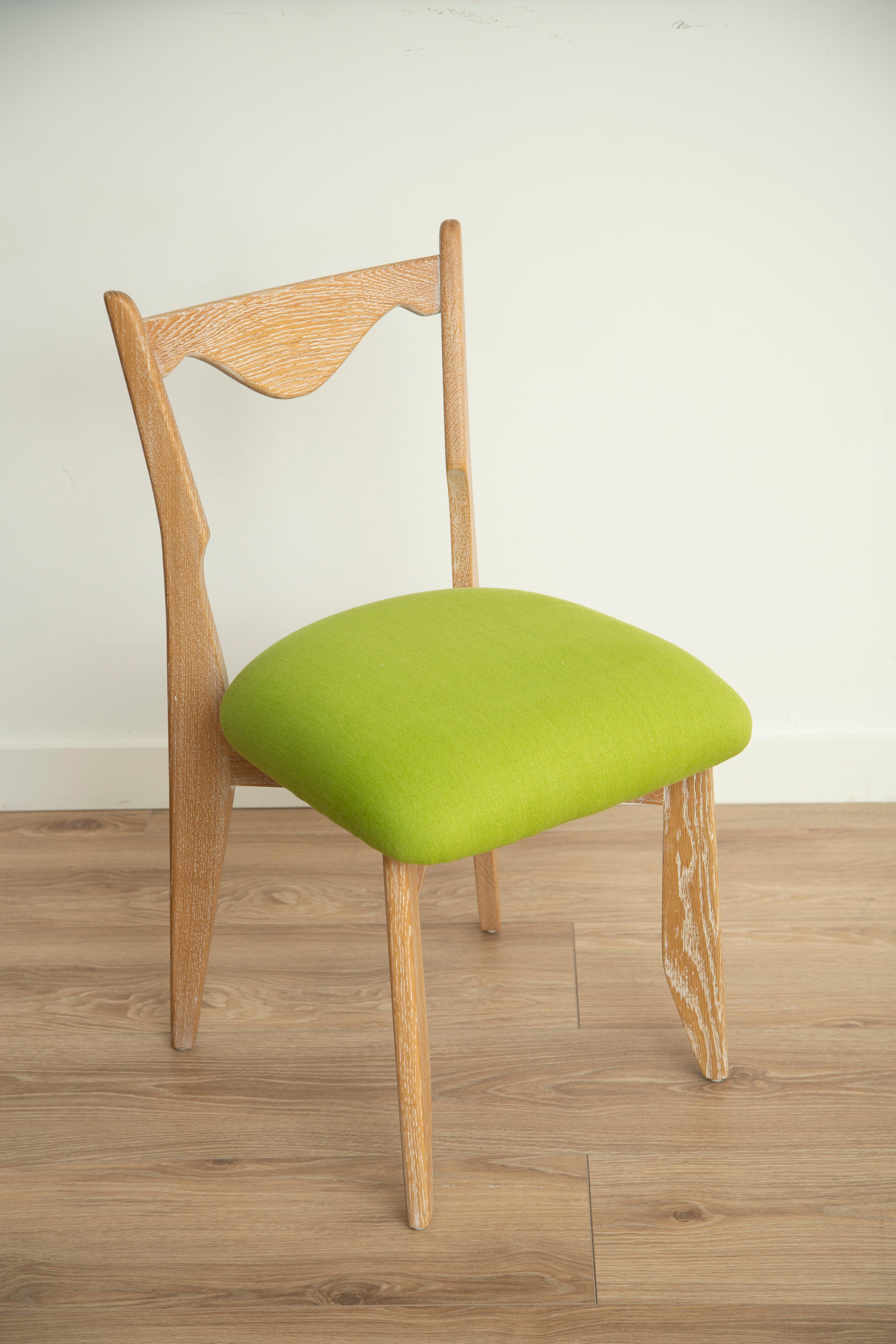 Suite di dieci sedie per sala da pranzo Guillerme et Chambron in rovere cerato,
Recentemente restaurata alla perfezione
Rivestito di recente con un lino charteuse
Misure: Posti a sedere 17,25 x 17,5
Perfetto arredamento organico moderno
Guillerme e