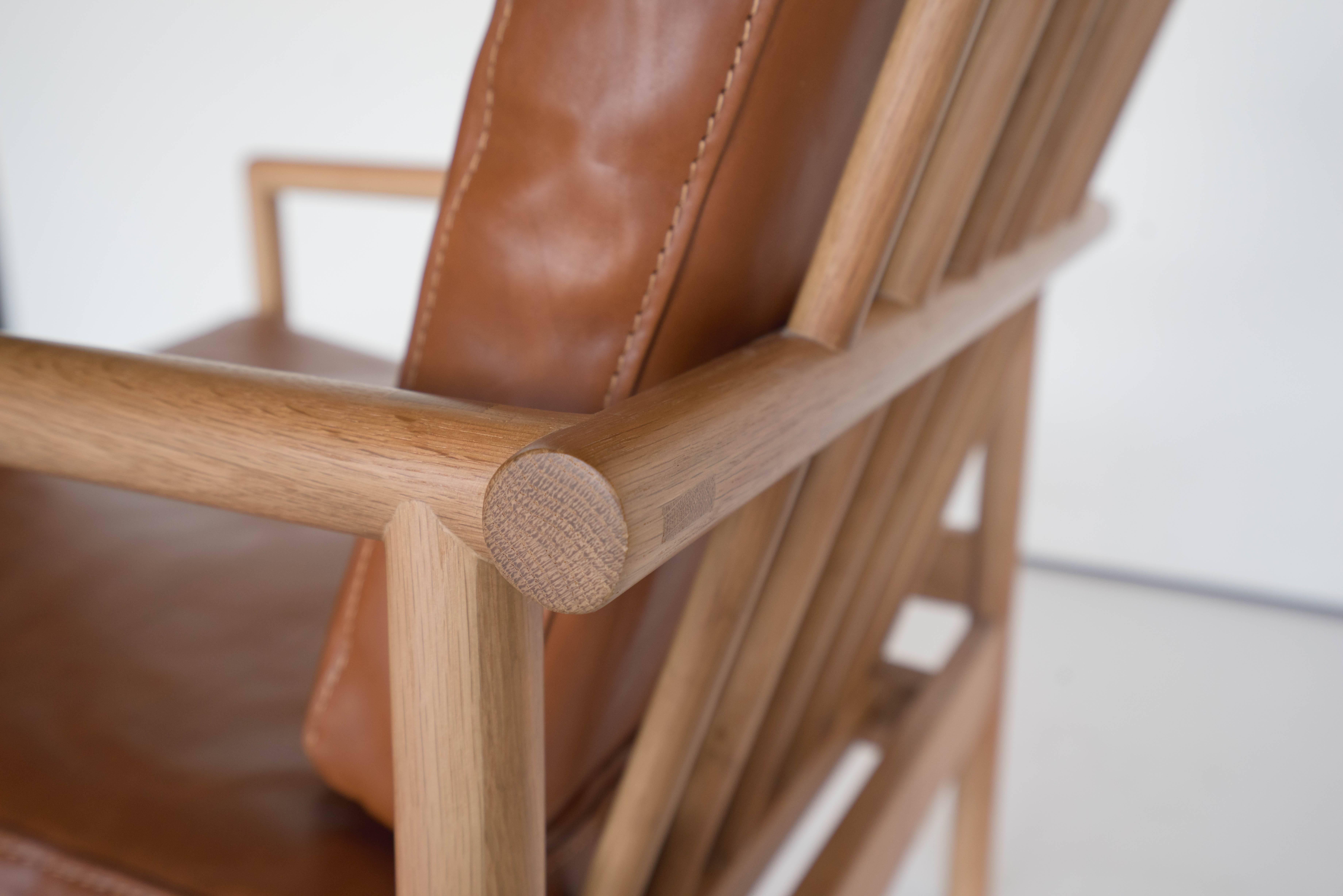 Asiatique Dix chaises par Sun at Six, chaise longue du milieu du siècle en bois et cuir de Sienne en vente