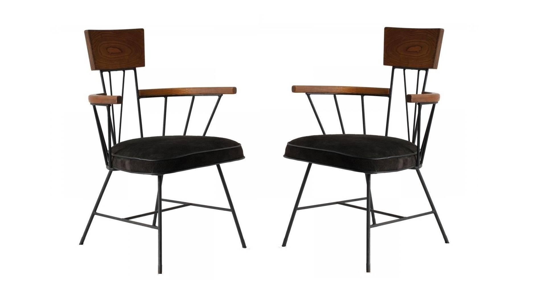 Un ensemble unique de dix chaises de salle à manger conçu par Richard McCarthy et fabriqué par Selrite. Le fer peint en noir contre le grain lisse du bois incarne parfaitement l'esprit industriel de l'époque. Comprend huit chaises à bras et deux
