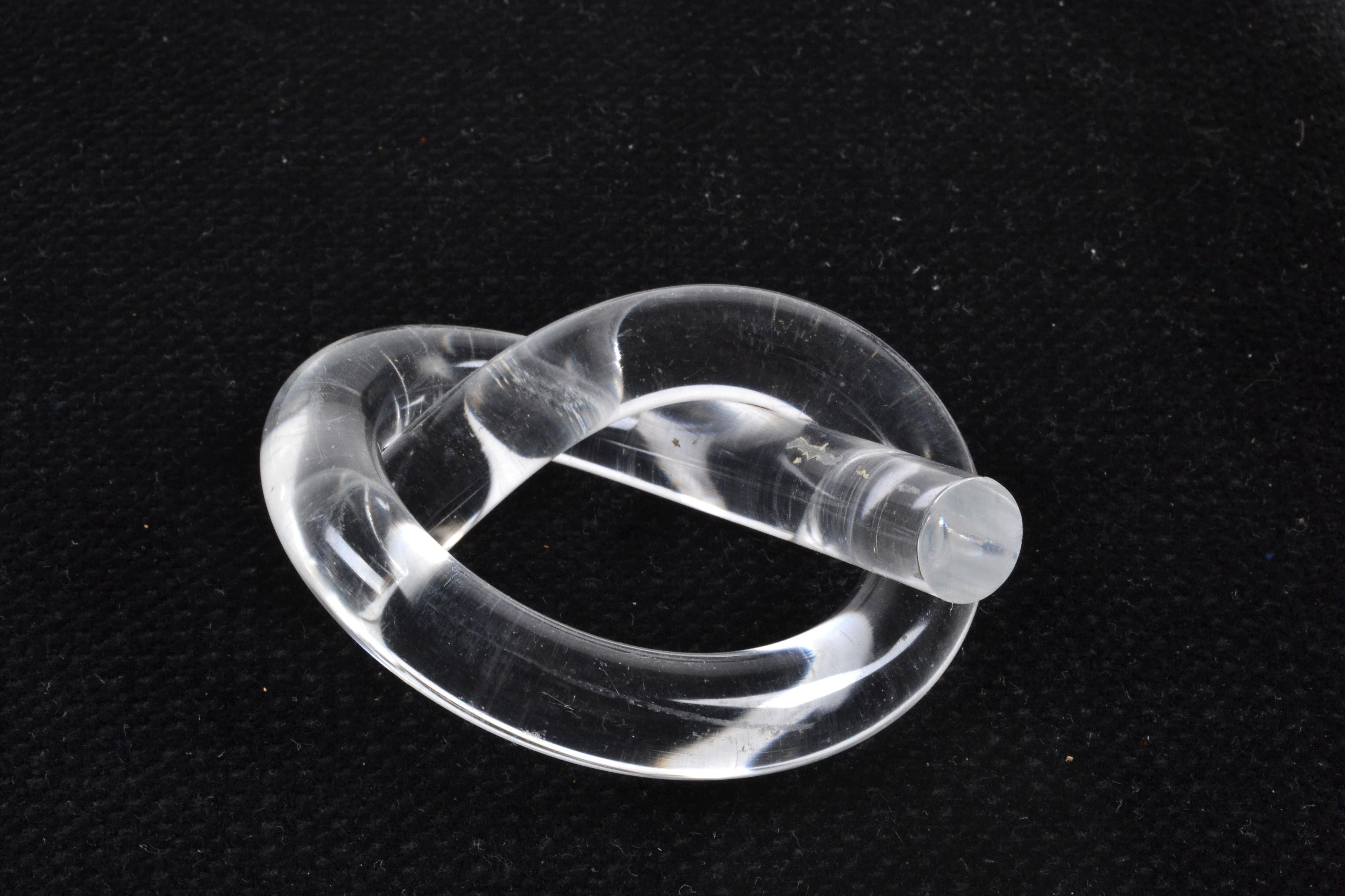 Mid-Century Modern Ten Dorothy Thorpe Lucite Napkin Rings in Pretzel Shape