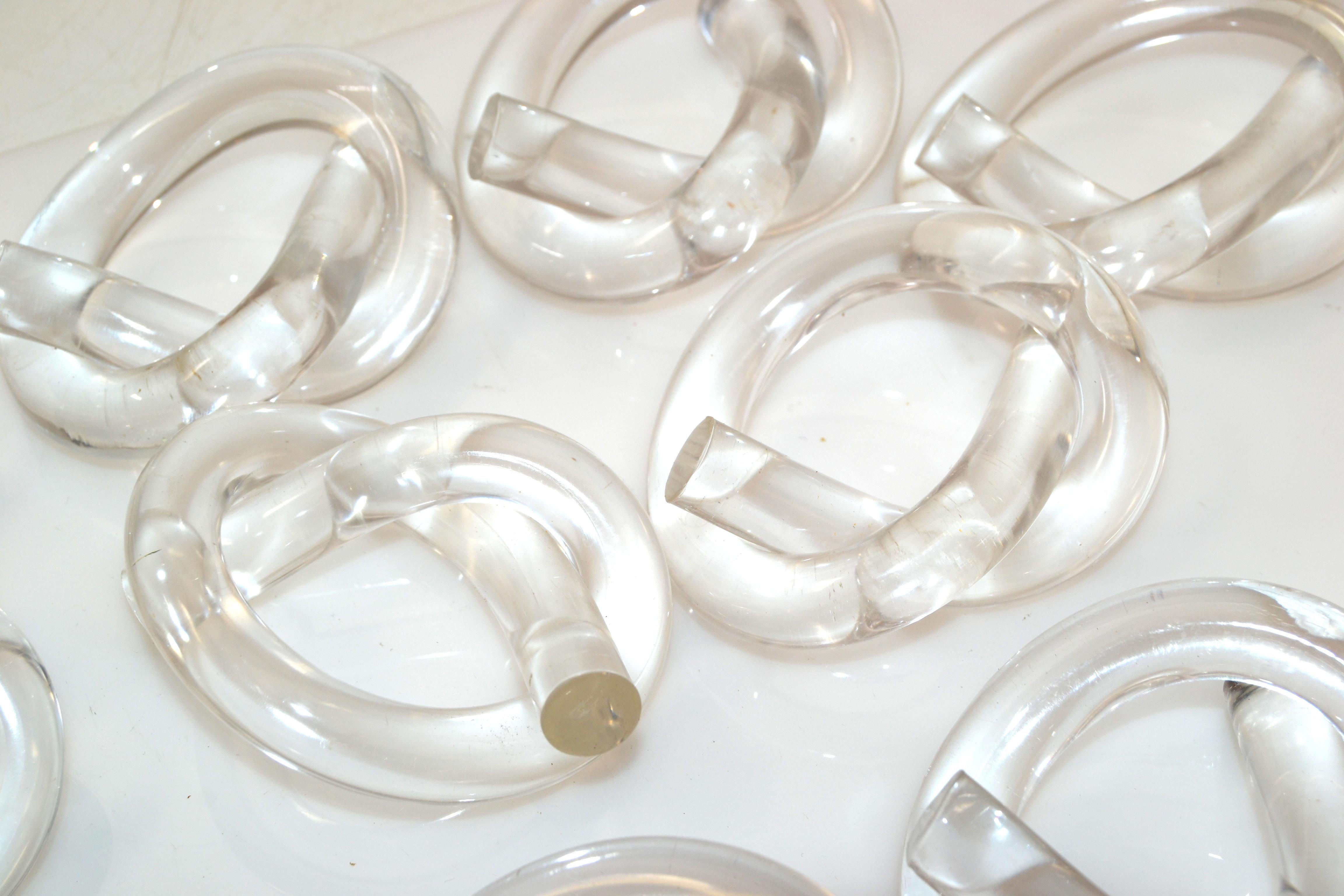 Hand-Crafted Ten Dorothy Thorpe Lucite Napkin Rings in Pretzel Shape Mid-Century Modern, 1980