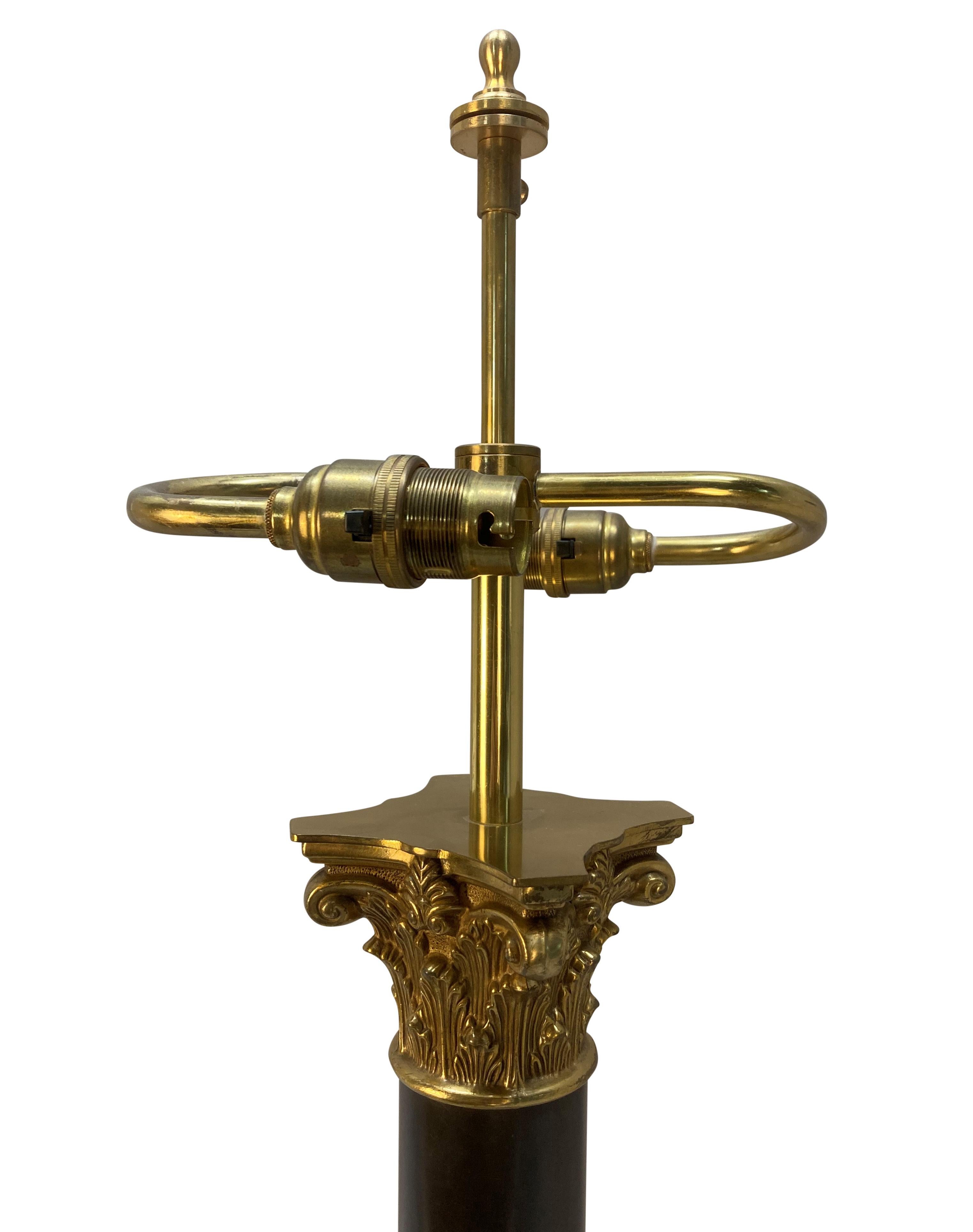 Una grande lampada a colonna inglese in bronzo e ormolu, in stile Reggenza, di buon peso. Questa è la lampada rimasta, realizzata per il numero 10 di Downing Street, dove si trovano diverse lampade di questo tipo.