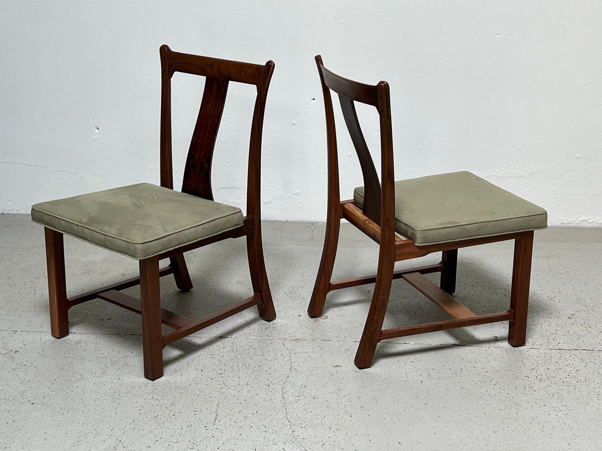 Un rarissimo set di dieci sedie da pranzo disegnate da Edward Wormley per Dunbar. Conosciuta come la sedia di Greene & Greene per il suo aspetto artigianale, con la sua linea di cresta a tenoni a vista, la stecca centrale con arco in palissandro e