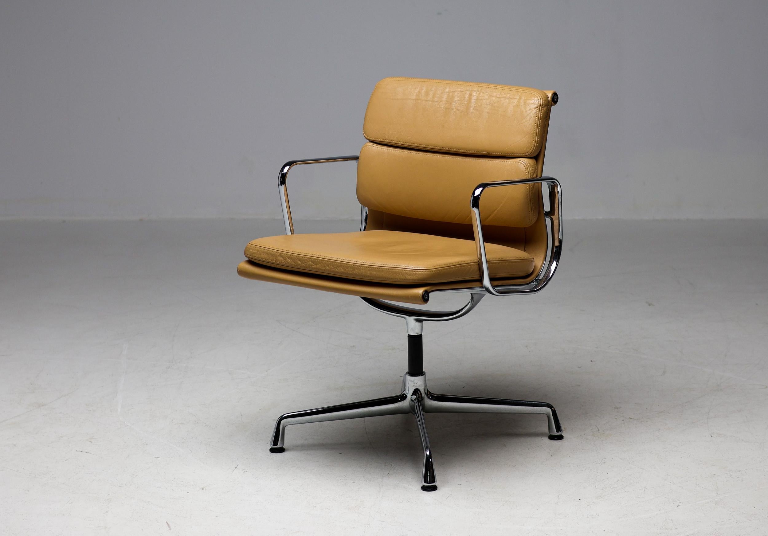 The Aluminum Group chairs by Charles & Ray Eames are among the most important designs of the 20th Century. Their original design from the 1950s is still relevant today, giving interiors all over the world a touch of modern elegance.   
On offer we