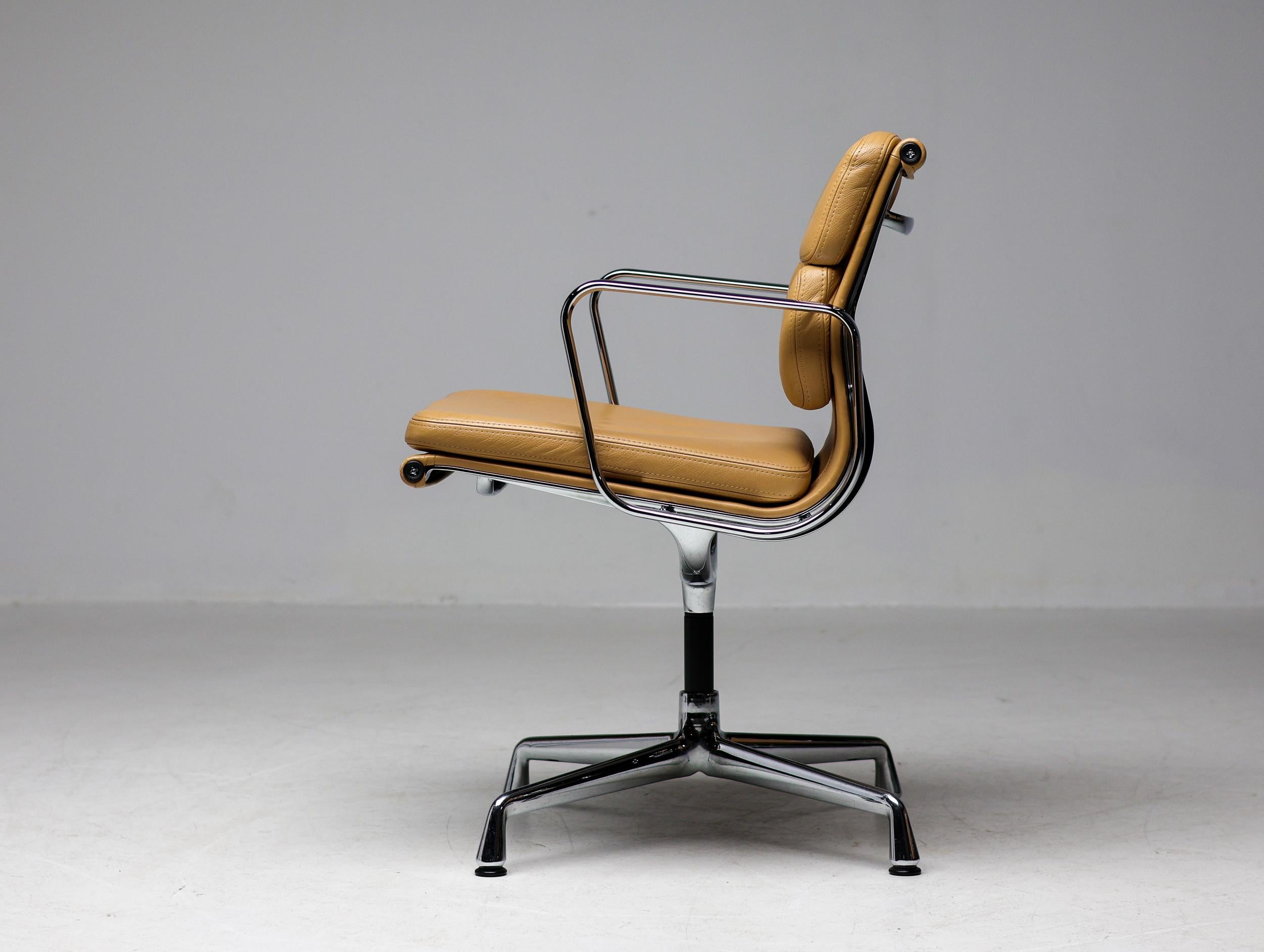 Ten EA 208 Eames Tan Leather Soft Pad All Group Office Chairs by Vitra In Good Condition For Sale In Dronten, NL