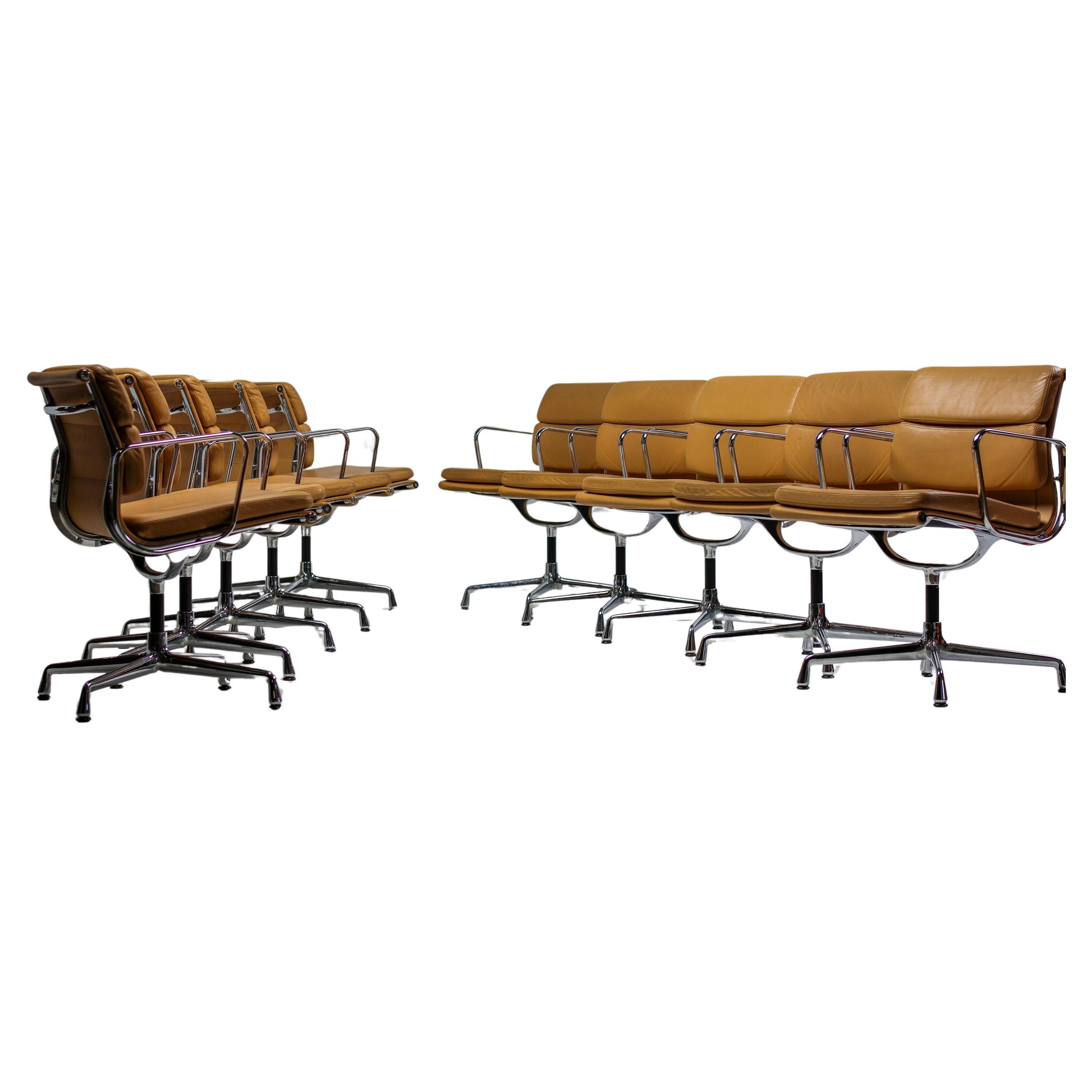 Dix chaises de bureau de groupe Eames en cuir souple brun clair EA 208 Eames par Vitra