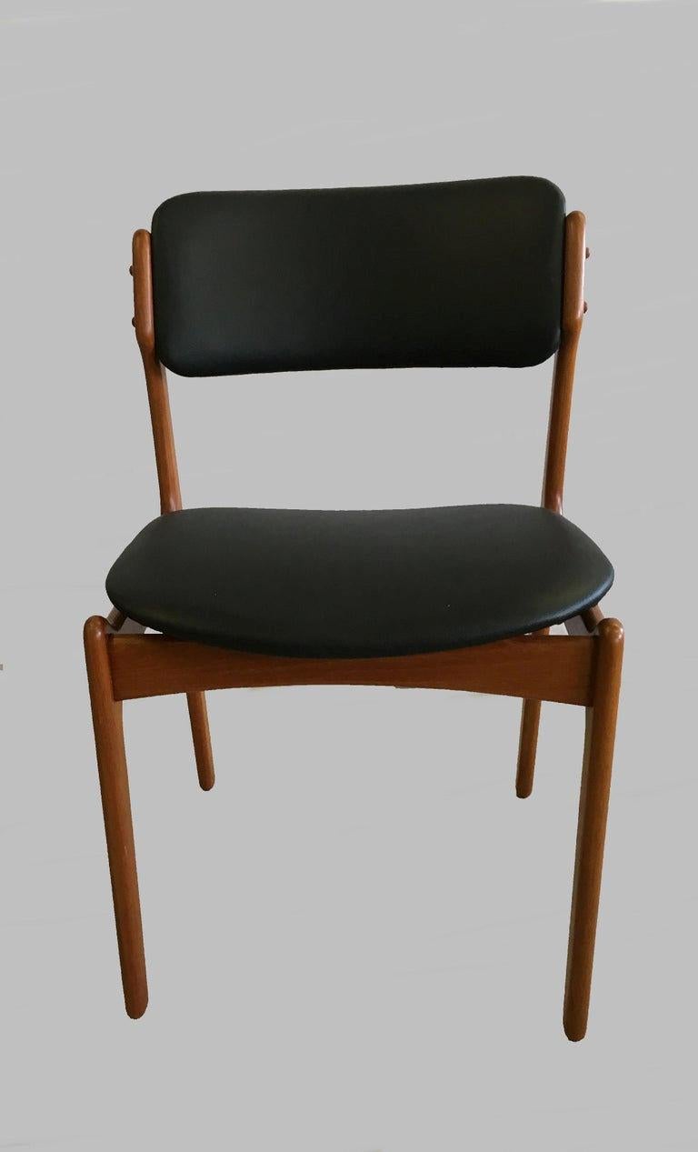 Zehn vollständig restaurierte Erik Buch Teak Esszimmerstühle Custom Reupholstery Included.

1960er Jahre Satz von zehn Teakholz-Esszimmerstühlen mit schwimmendem Sitz, entworfen von Erik Buch für Oddense Maskinsnedkeri.

Die Stühle haben eine