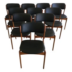 Dix chaises à manger en teck d'Erik Buch entièrement restaurées et retapissées en cuir noir