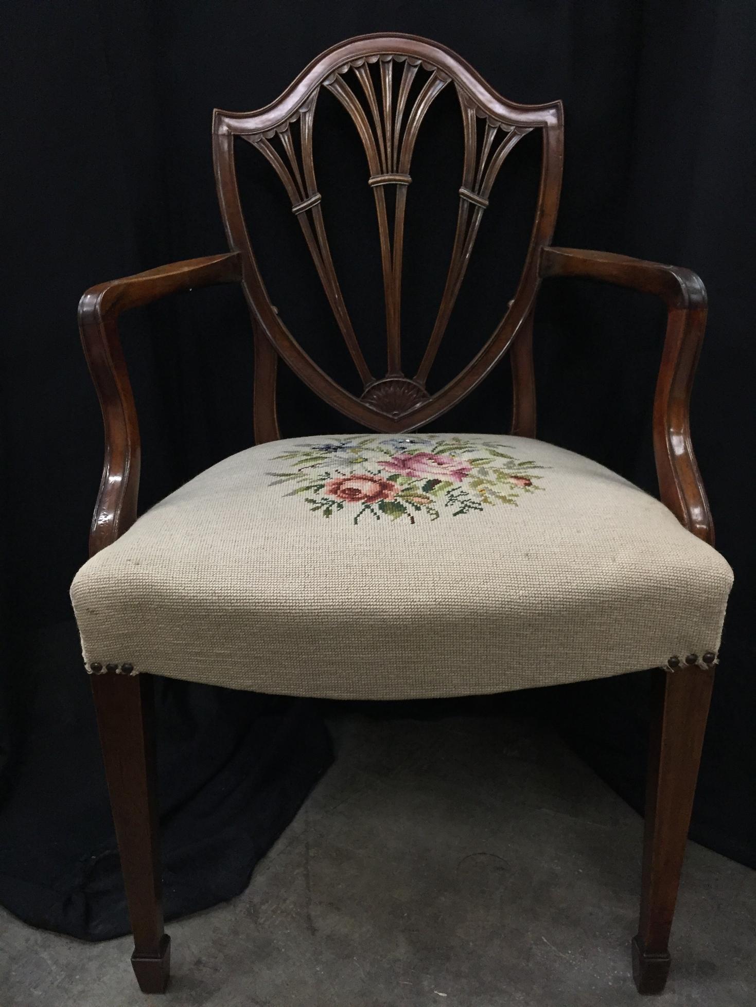 Zehn Mahagoni-Hepplewhite-Stühle im George-III-Stil:: 19. Jahrhundert 7