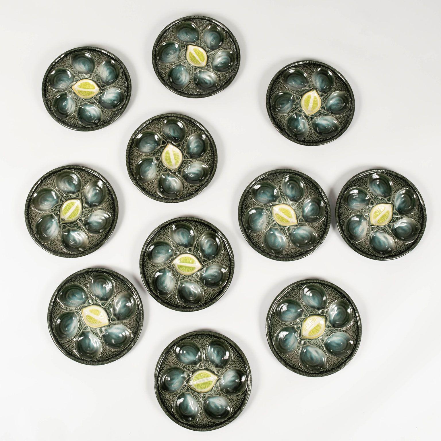 Dix assiettes à huîtres en majolique émaillée St. Clément en vente 1