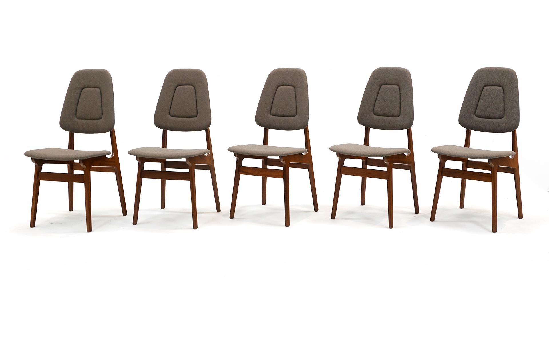 Satz von 10 armlosen Esszimmerstühlen, entworfen von Adrian Pearsall für Craft Associates.  Rahmen aus Nussbaumholz.  Fachmännisch neu gepolstert in einem mittelgrauen/grauen Stoff.  Auf dem vorletzten Foto ist ein kleiner Fleck mit einem