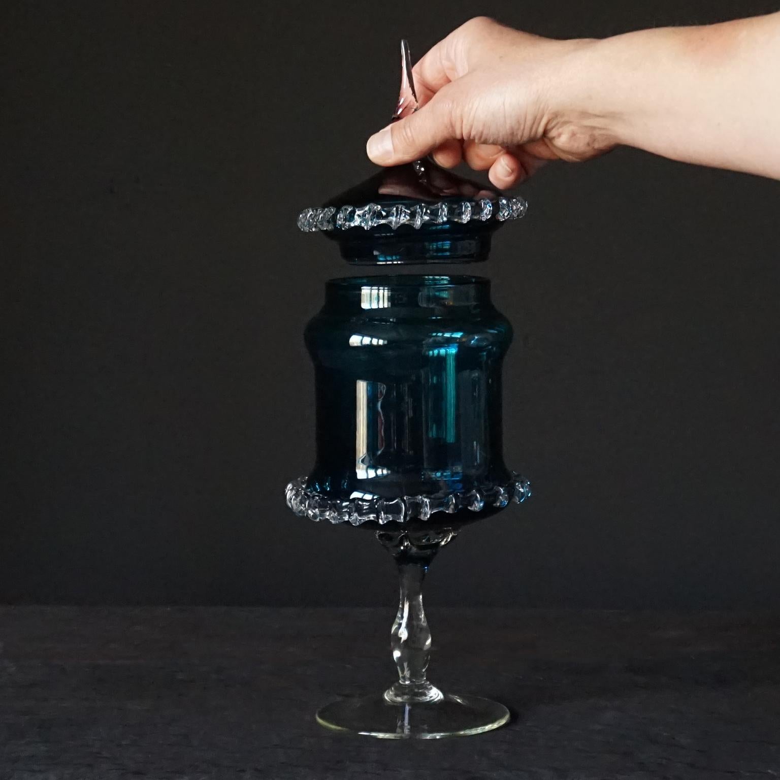 Dix bouteilles, vases et pots d'apothicaire italiens Empoli bleu sarcelle des années 1960 en vente 9