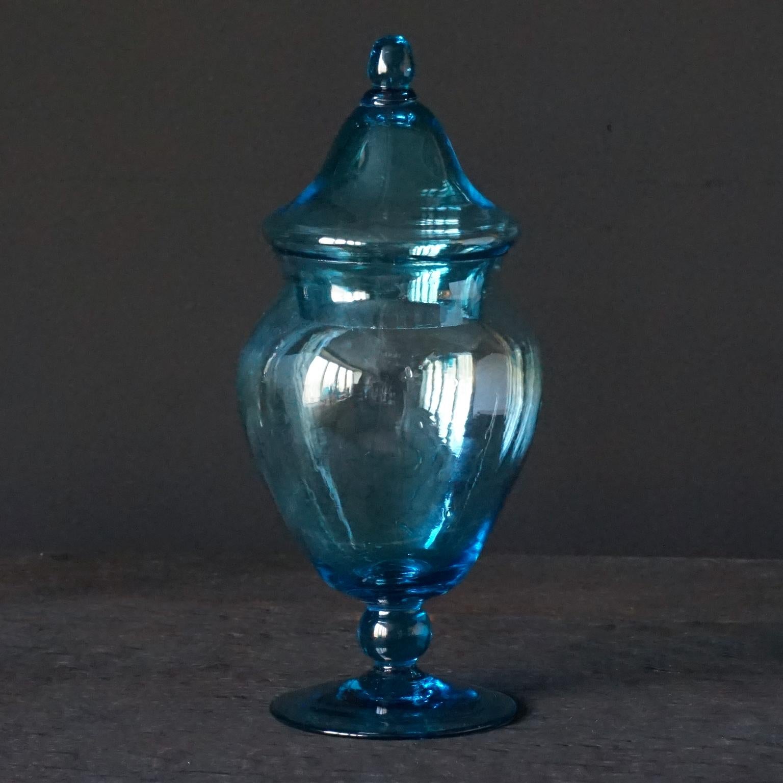 Dix bouteilles, vases et pots d'apothicaire italiens Empoli bleu sarcelle des années 1960 en vente 11