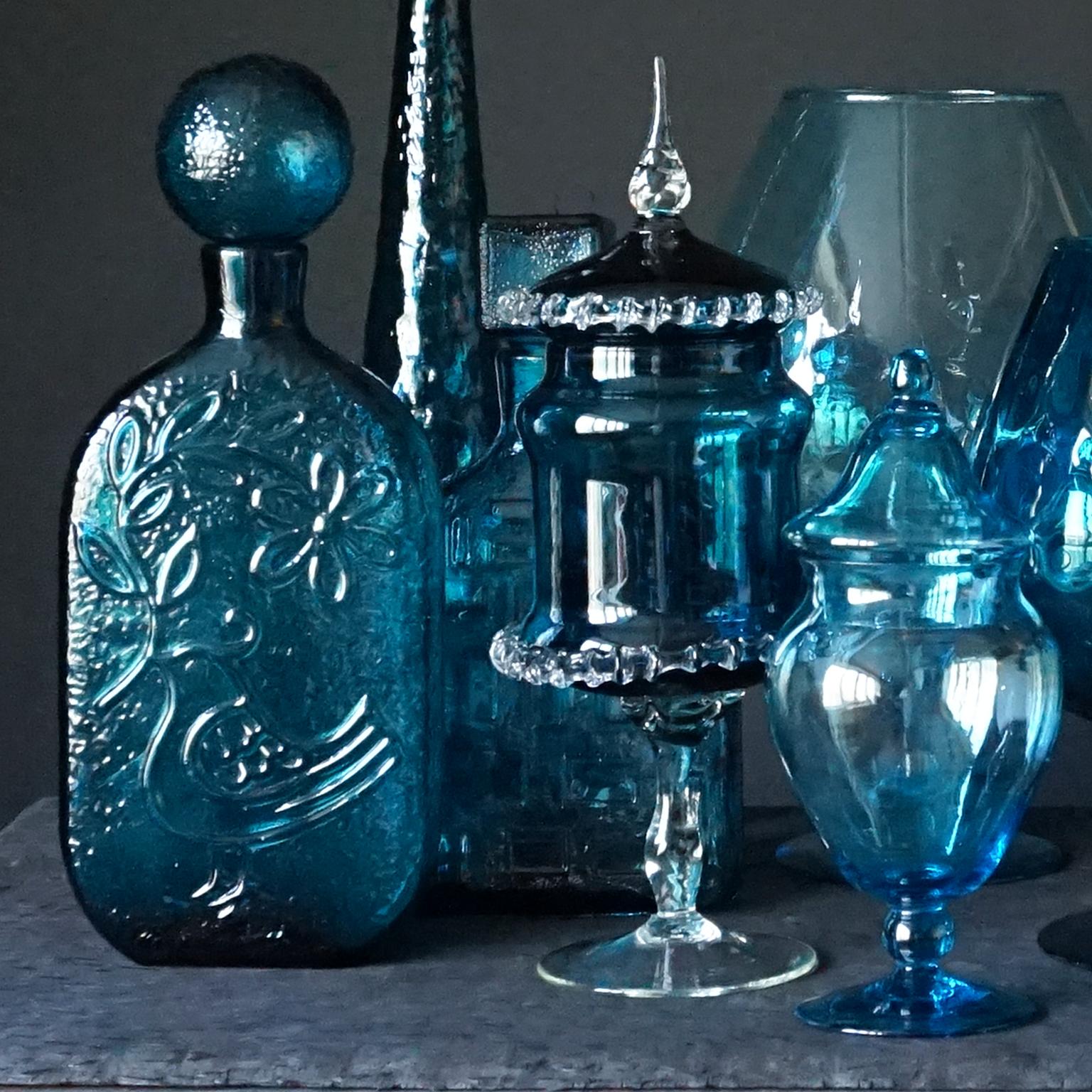 Pressé Dix bouteilles, vases et pots d'apothicaire italiens Empoli bleu sarcelle des années 1960 en vente