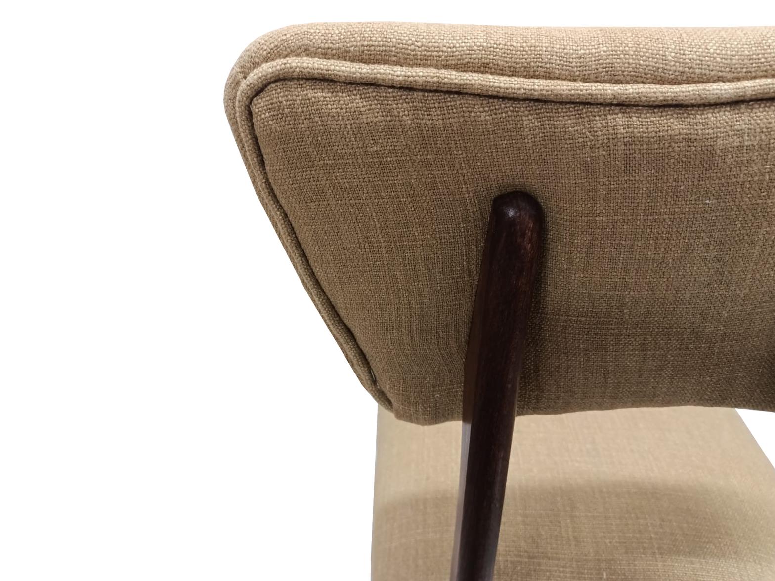 Polonais Dix chaises papillon du milieu du siècle, lin artisanal camel par Pierre Frey, Europe, 1960 en vente