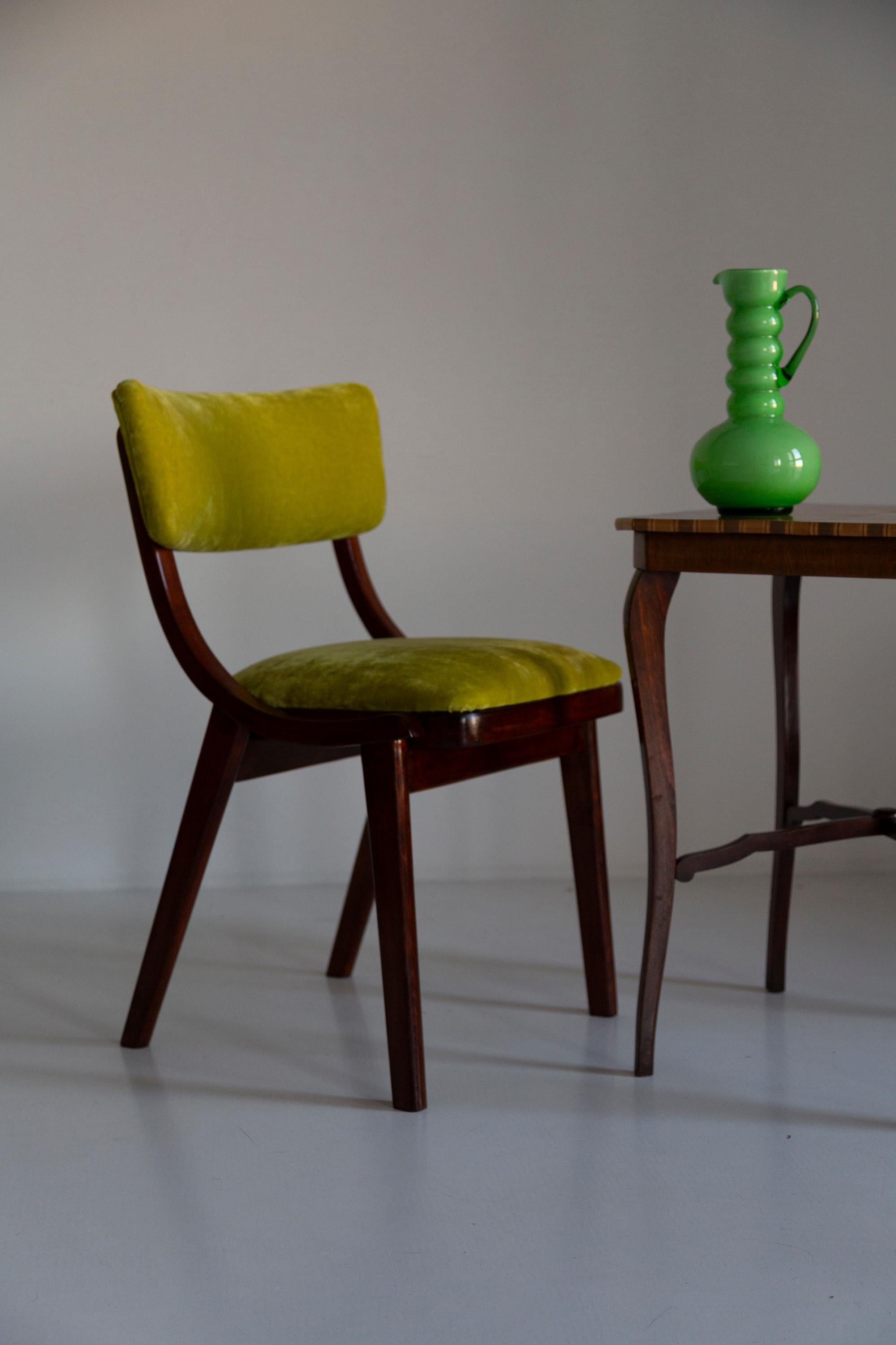 The “Bumerang Chair” is a characteristic piece of furniture from the Polish People’s Republic (PRL) era. Its name comes from the distinctive shape of the backrest, resembling a boomerang. The chair was often made from wood or wood-like materials,