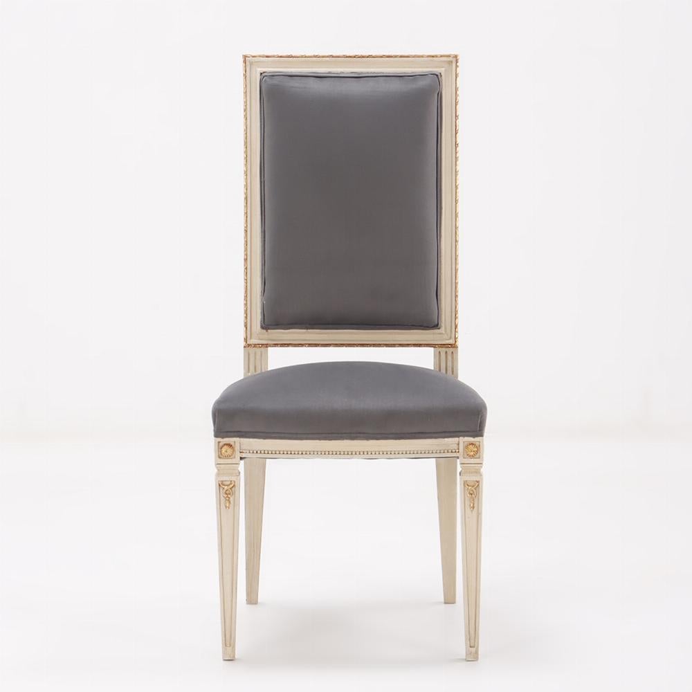 Dix chaises de salle à manger en bois peint et doré de style Louis XVI vers 1950 avec un nouveau tissu et une peinture rafraîchie. 
