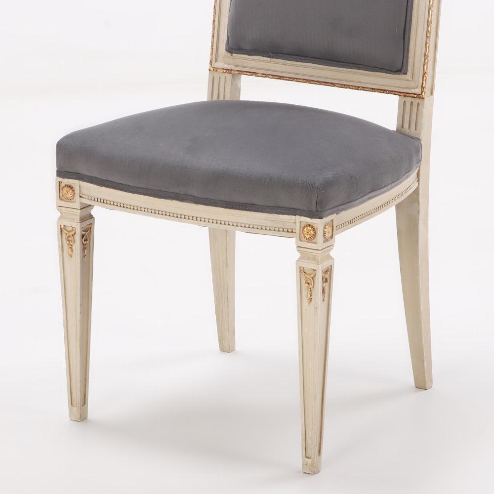 Milieu du XXe siècle Dix chaises de salle à manger en bois peint et doré de style Louis XVI vers 1950 en vente