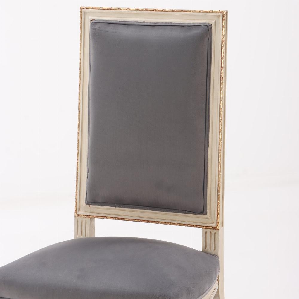 Tissu d'ameublement Dix chaises de salle à manger en bois peint et doré de style Louis XVI vers 1950 en vente