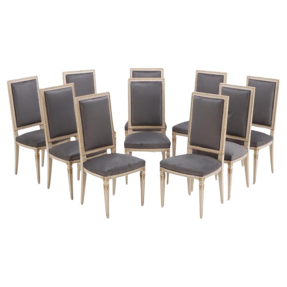 Dix chaises de salle à manger en bois peint et doré de style Louis XVI vers 1950 en vente