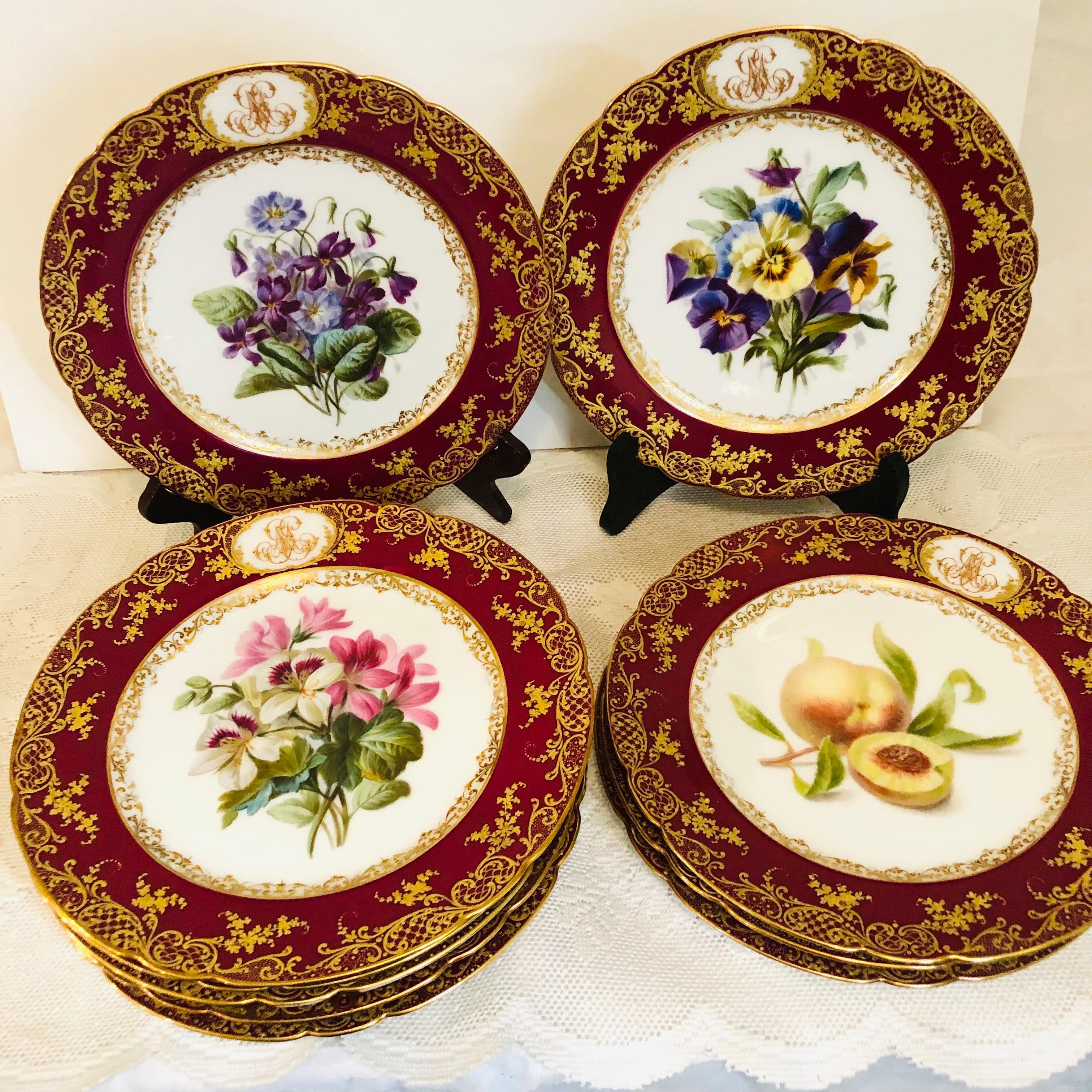 Dieses Set aus zehn Tellern aus altem Pariser Porzellan, die vom Studio Boyer Rue De La Paix bemalt wurden, zeigt Blumensträuße und Früchte in Museumsqualität. Diese wurden in der Mitte des 19. Jahrhunderts hergestellt. Jeder Teller hat ein anderes
