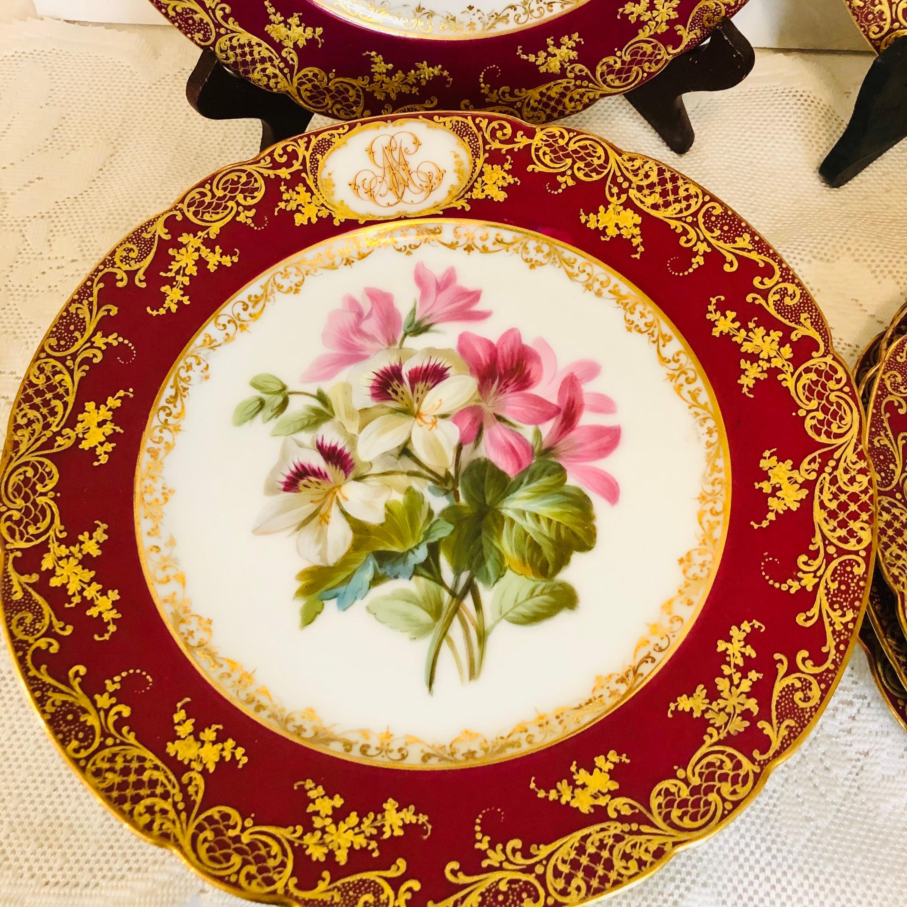Doré Dix assiettes en porcelaine de Paris peintes chacune avec des bouquets de fleurs et des fruits différents en vente