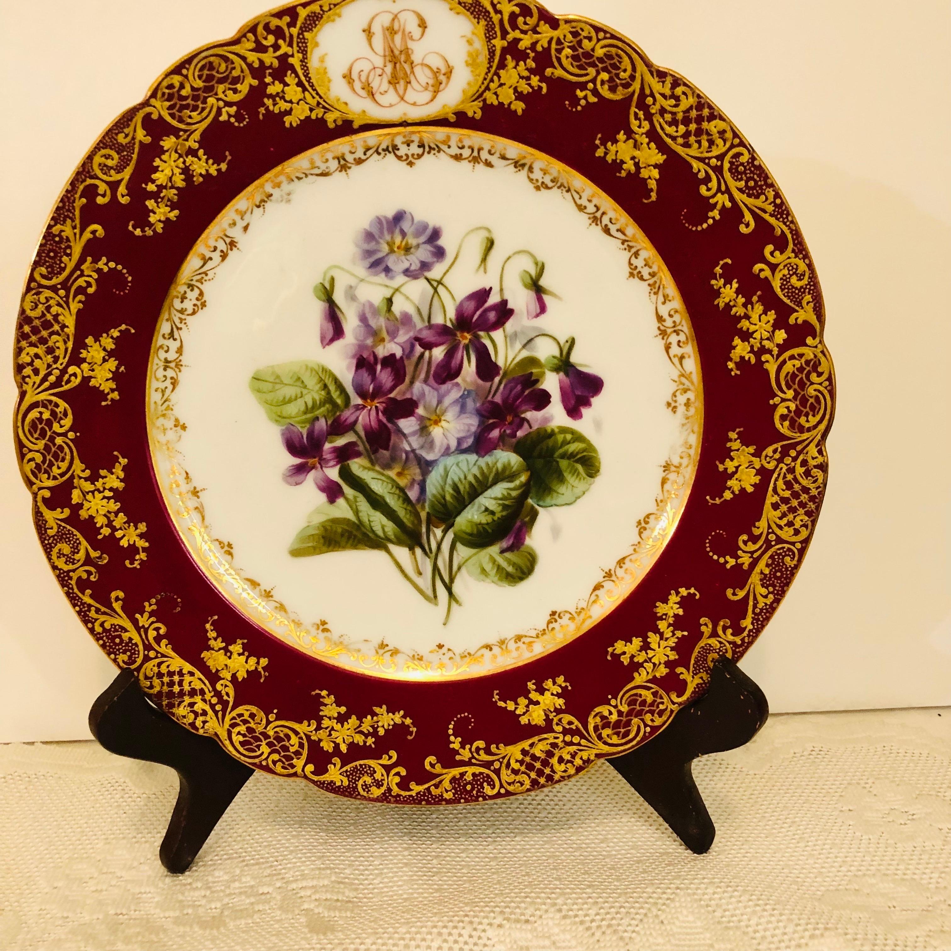 Milieu du XIXe siècle Dix assiettes en porcelaine de Paris peintes chacune avec des bouquets de fleurs et des fruits différents en vente