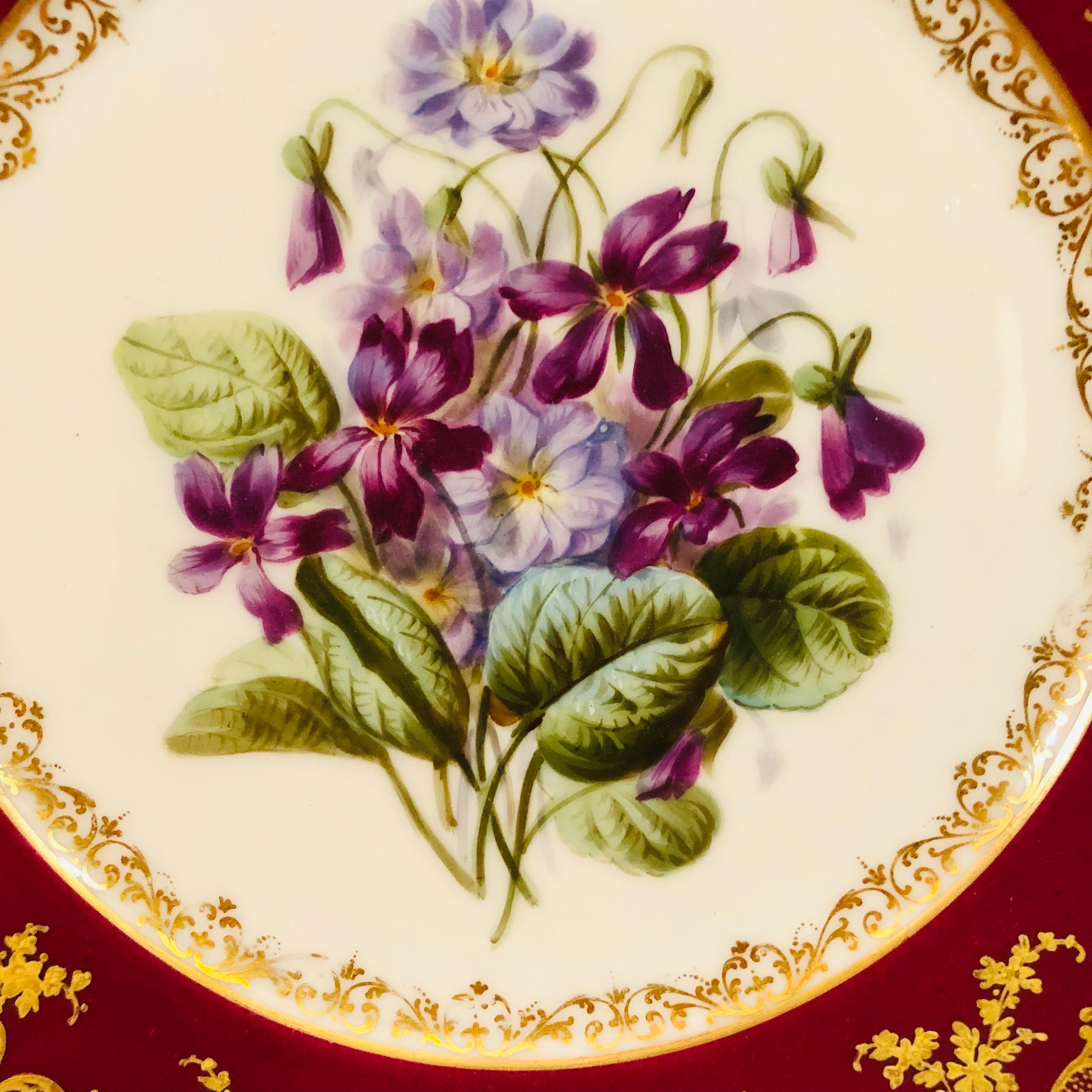 Porcelaine Dix assiettes en porcelaine de Paris peintes chacune avec des bouquets de fleurs et des fruits différents en vente