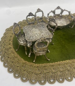 Ensemble de dix pièces de meubles pour poupées en argent 800 du 20ème siècle de style rococo continental
