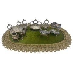 Ensemble de dix pièces de meubles pour poupées en argent 800 du 20ème siècle de style rococo continental