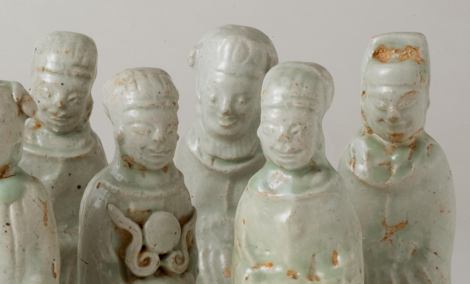 Zehn Qingbai-Figuren von Höflingen, Fünf Dynastien-Song-Dynastie (Glasiert) im Angebot
