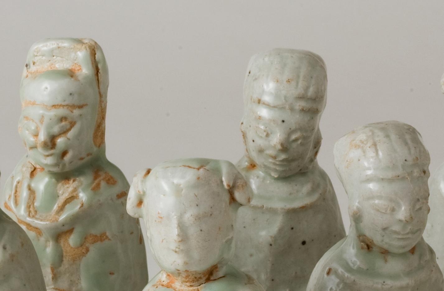 Zehn Qingbai-Figuren von Höflingen, Fünf Dynastien-Song-Dynastie (Porzellan) im Angebot