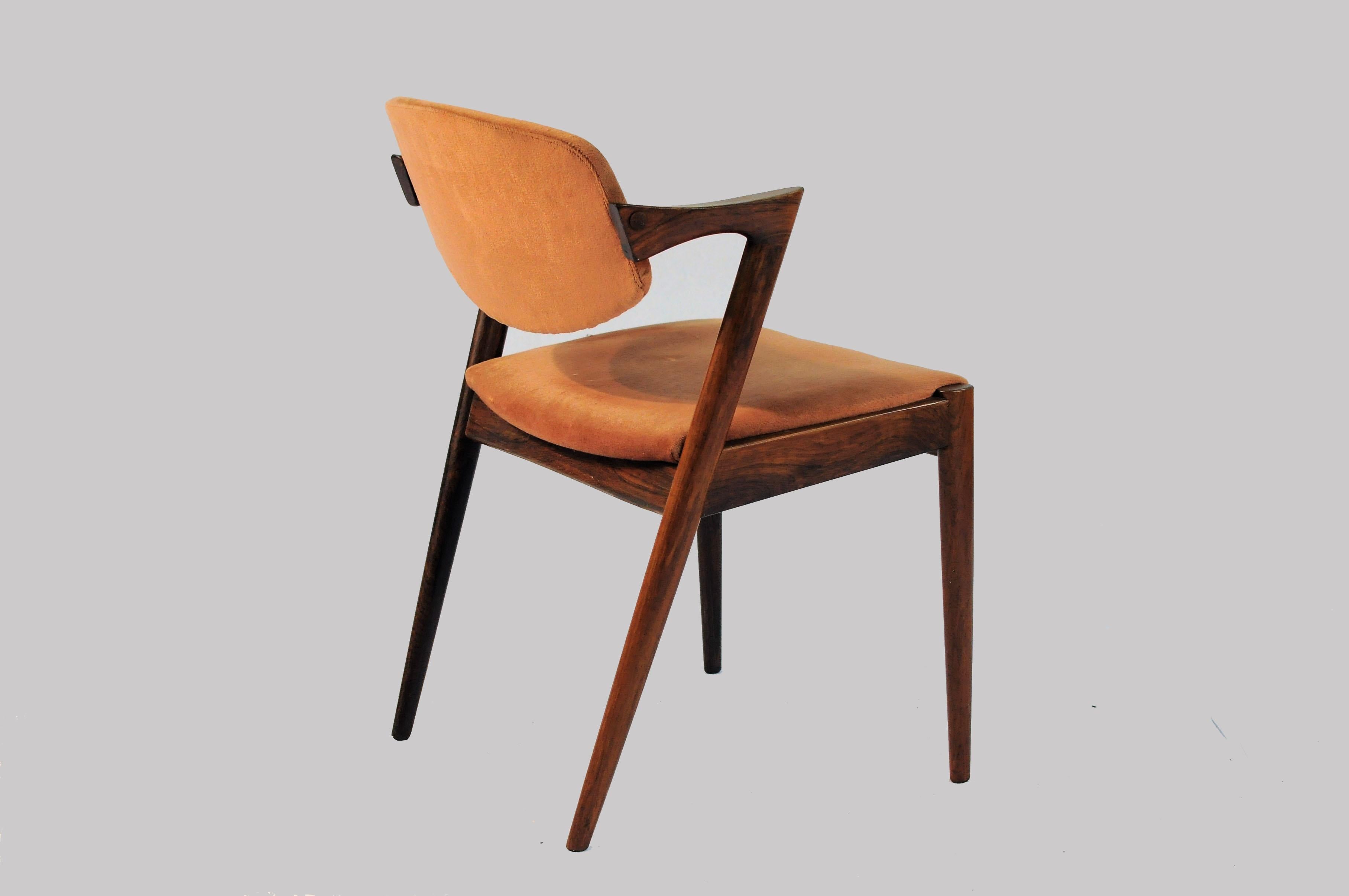 Dix chaises de salle à manger en bois de rose restaurées par Kai Kristiansen, avec rembourrage personnalisé Bon état - En vente à Knebel, DK